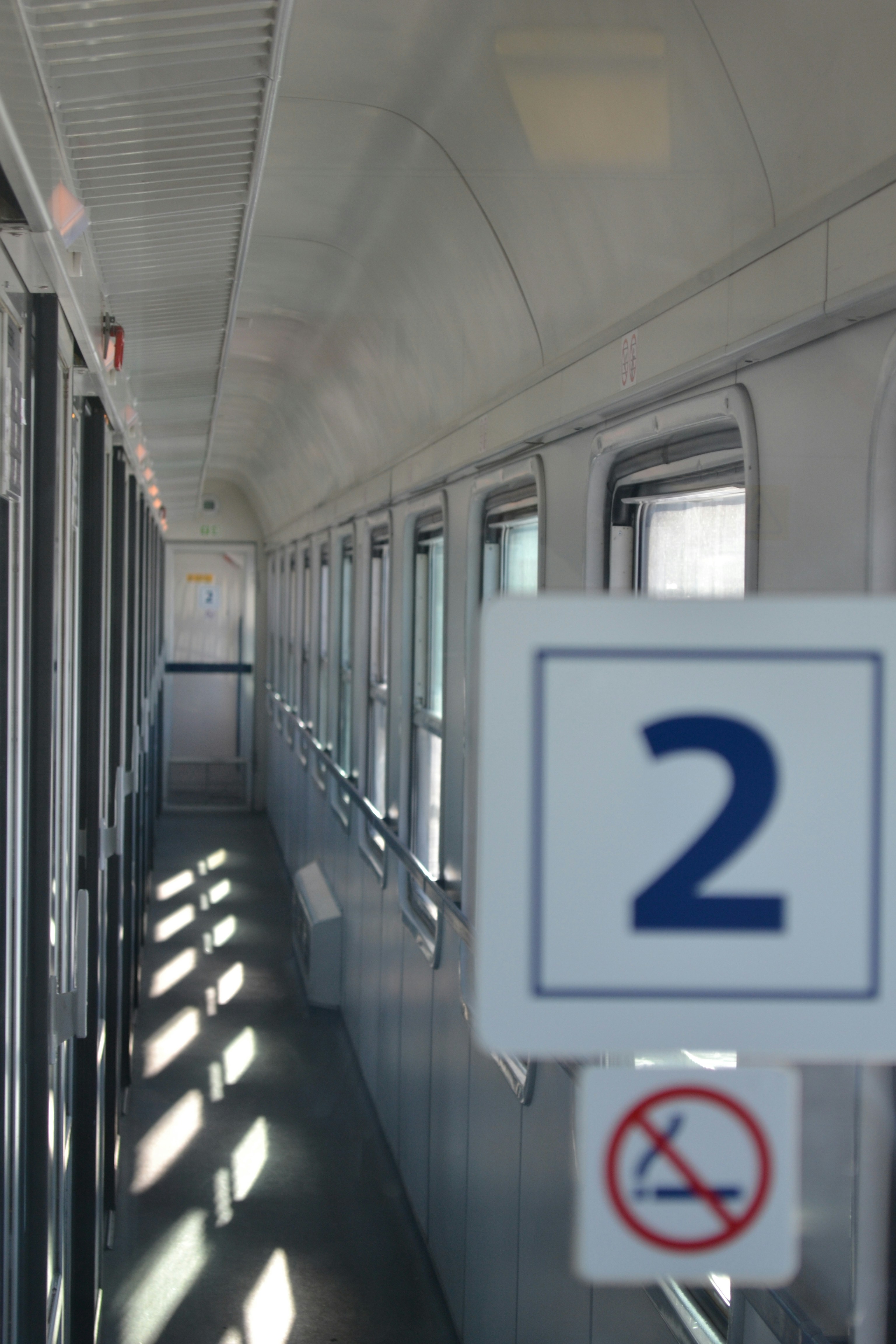 Corridoio interno di un treno con finestre