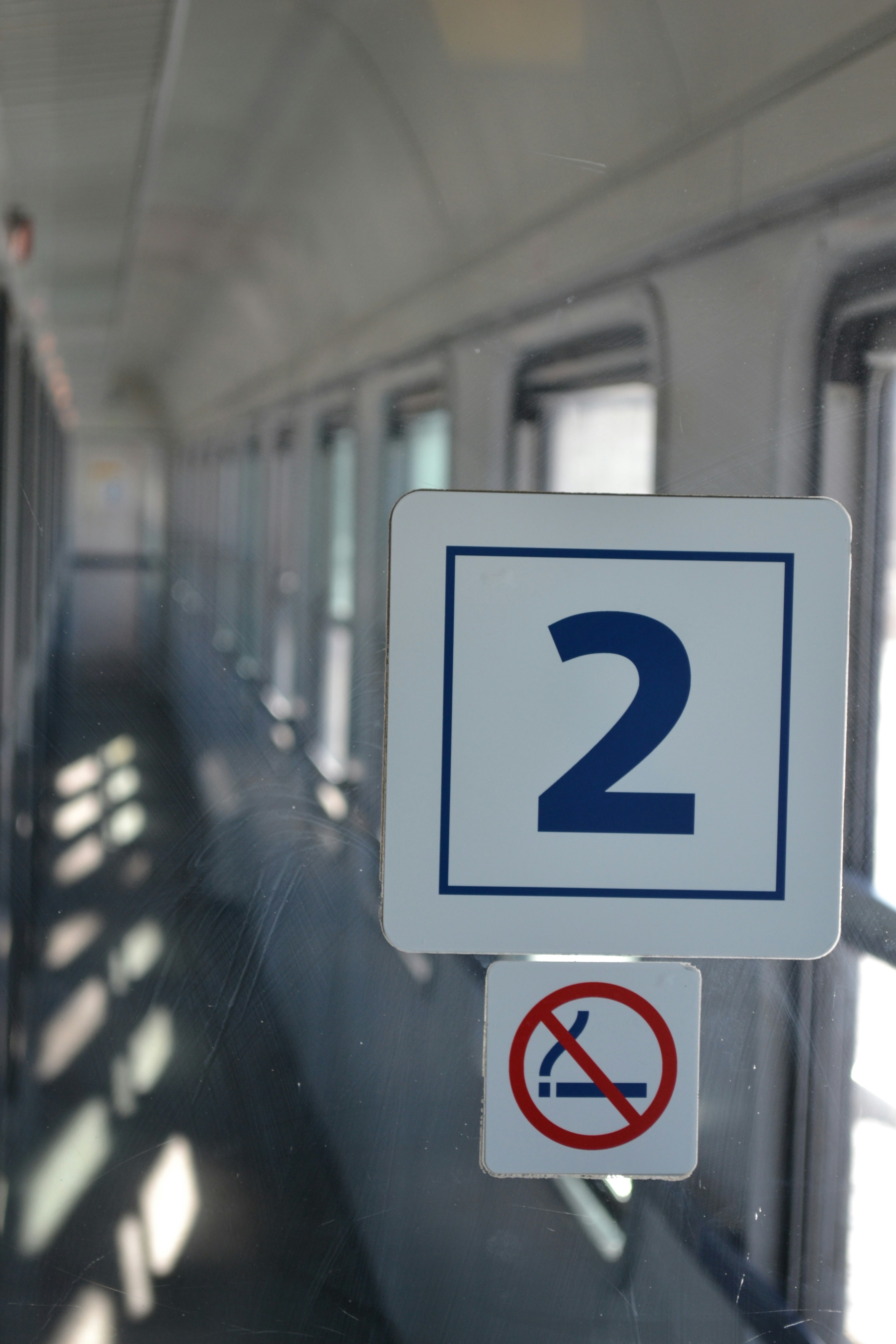 Cartello numero 2 e simbolo di divieto di fumare sul treno