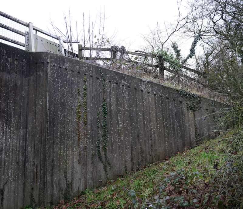 Concrete retaining wall