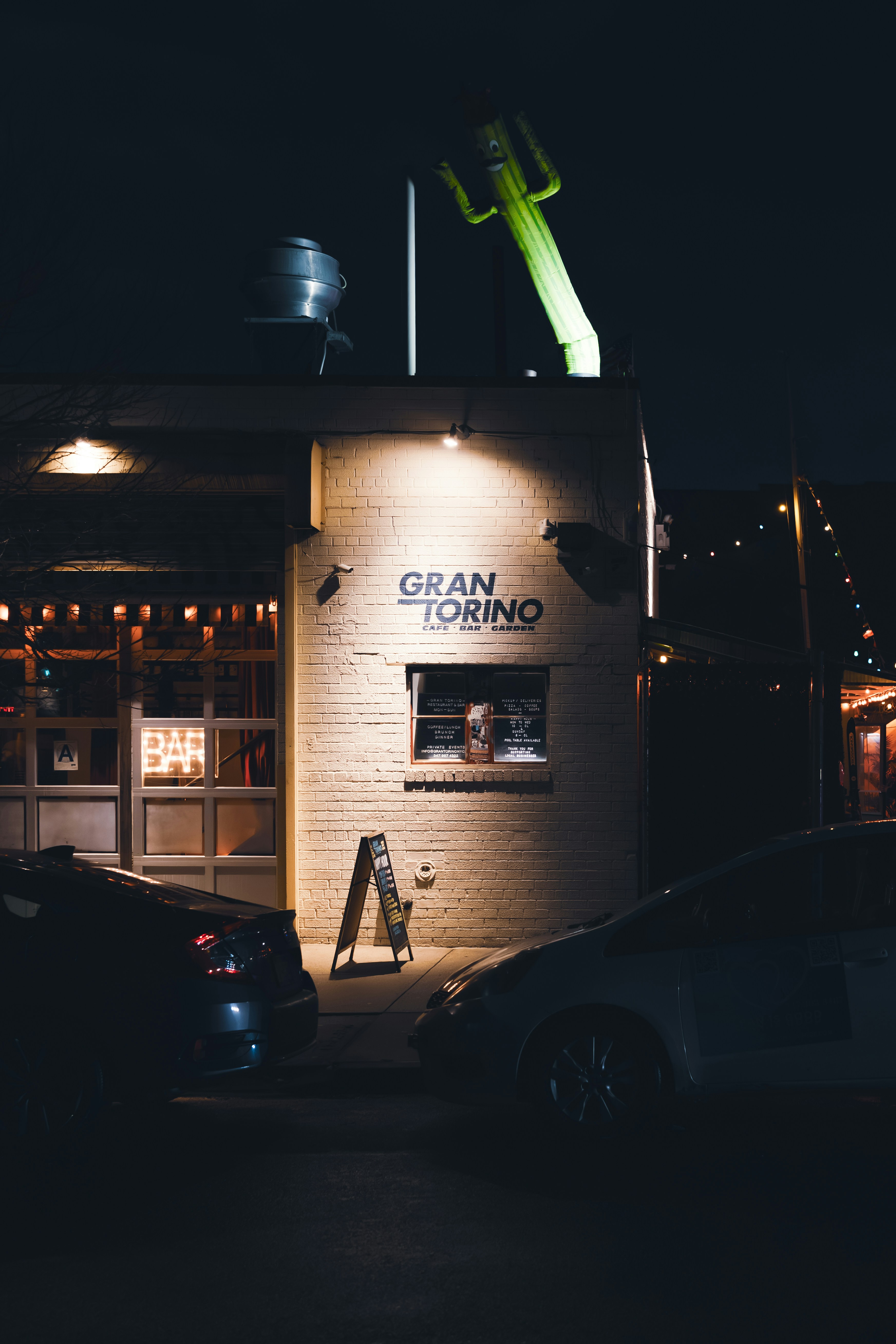 Bar et restaurant Gran torino le soir avec voitures