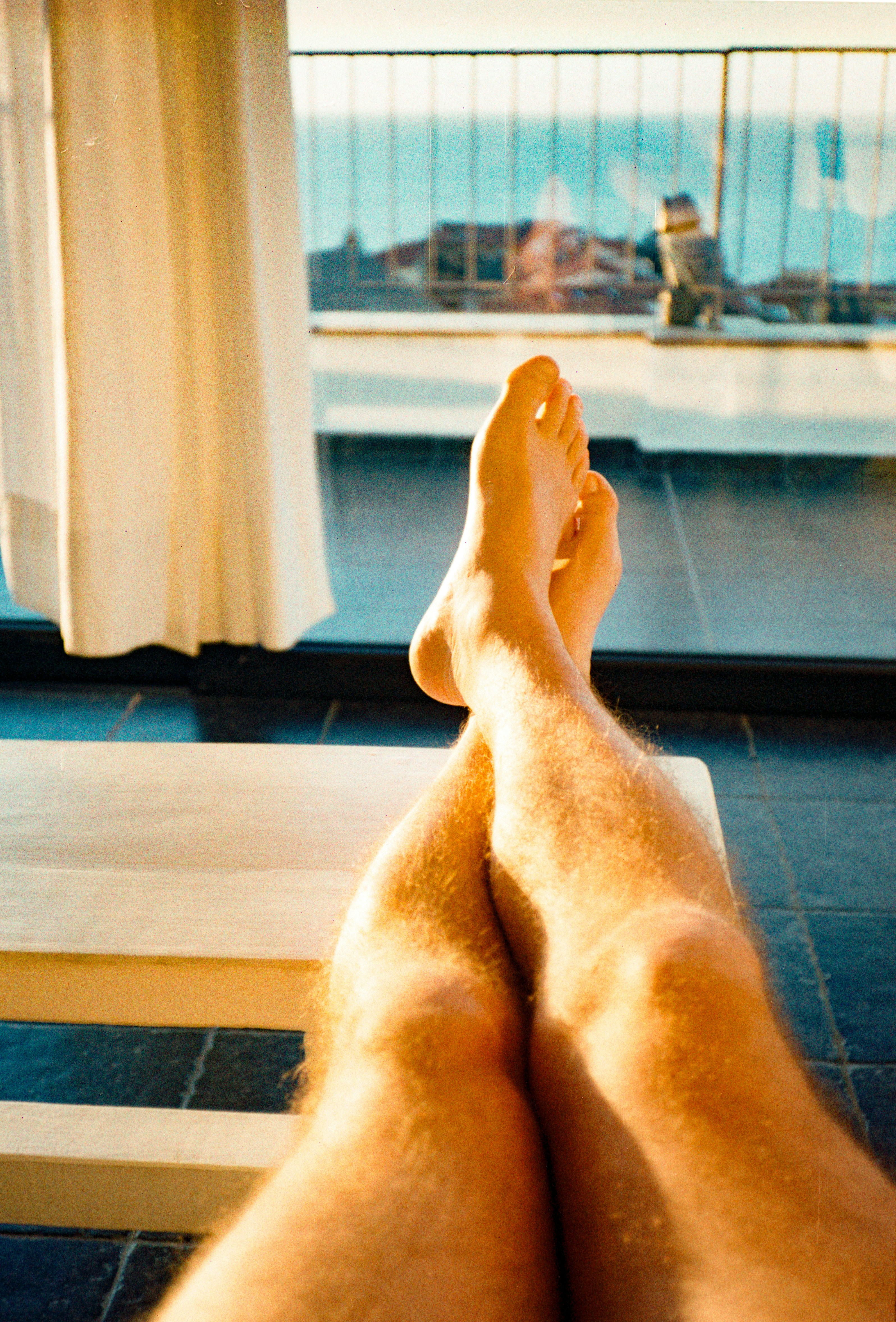 Person, die sich auf einem Liegestuhl am Meer entspannt.