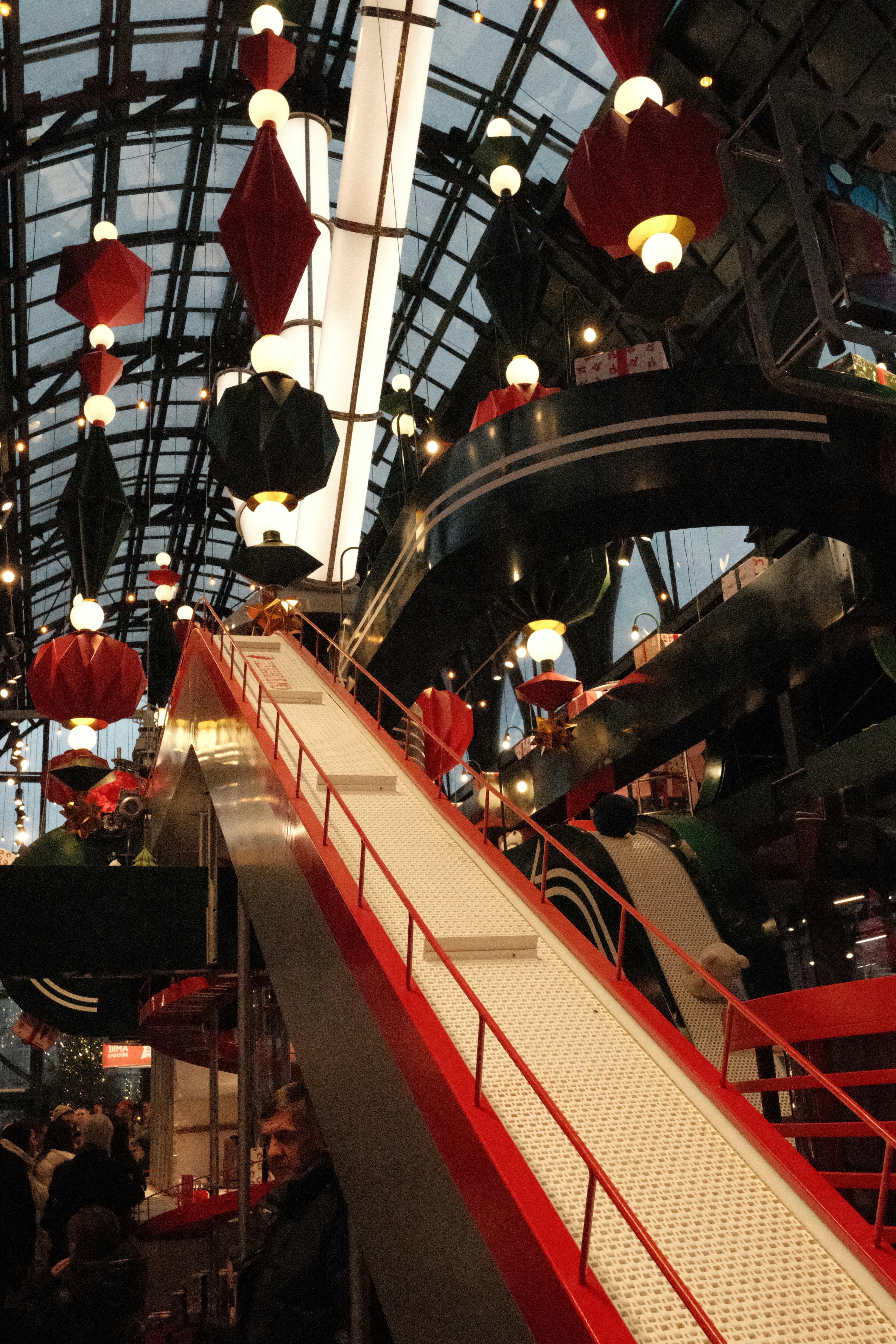 modern retail interior, wallpaper, Bisnis Hermanto Tanoko: Strategi dan Peluang Sukses 5