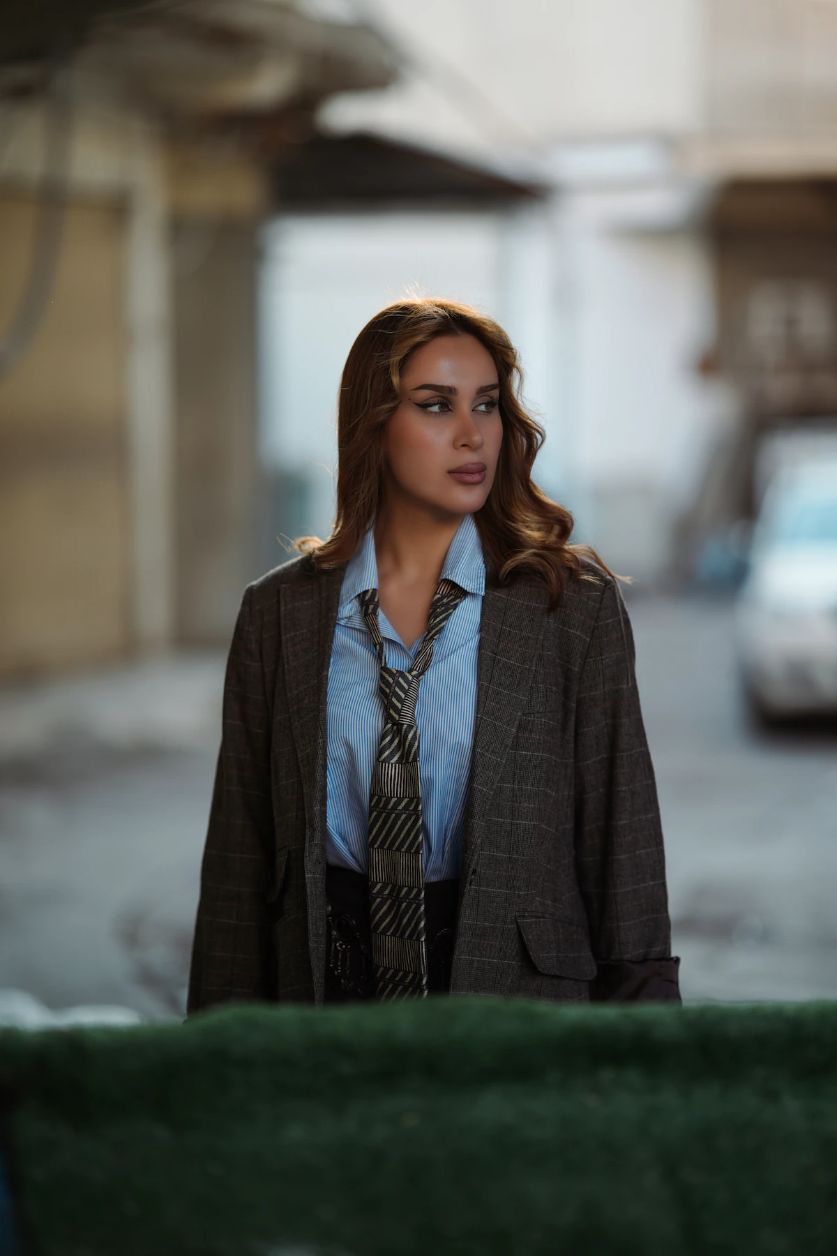 Model wanita mengenakan blazer modern
