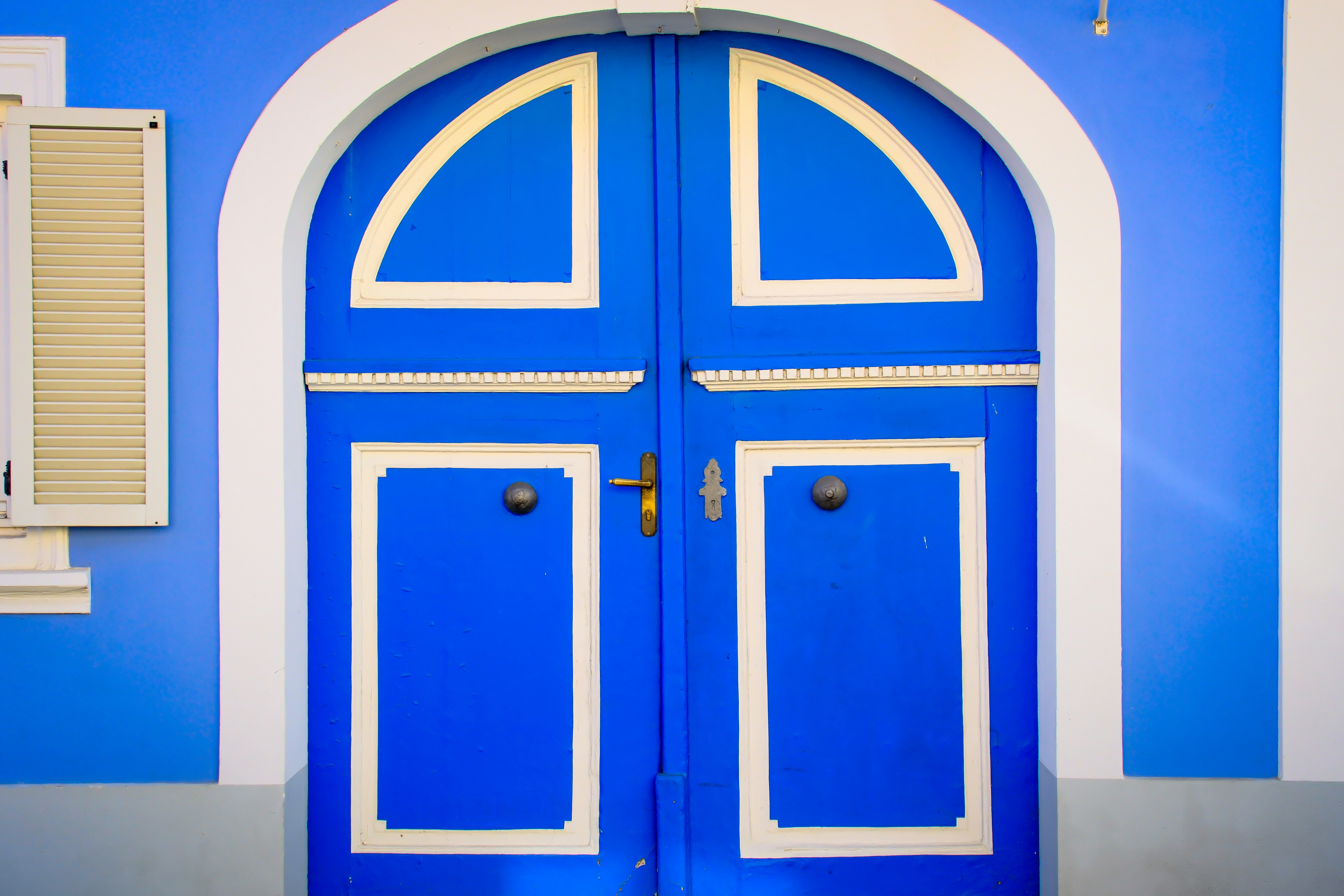 Una porta blu brillante con rifiniture bianche