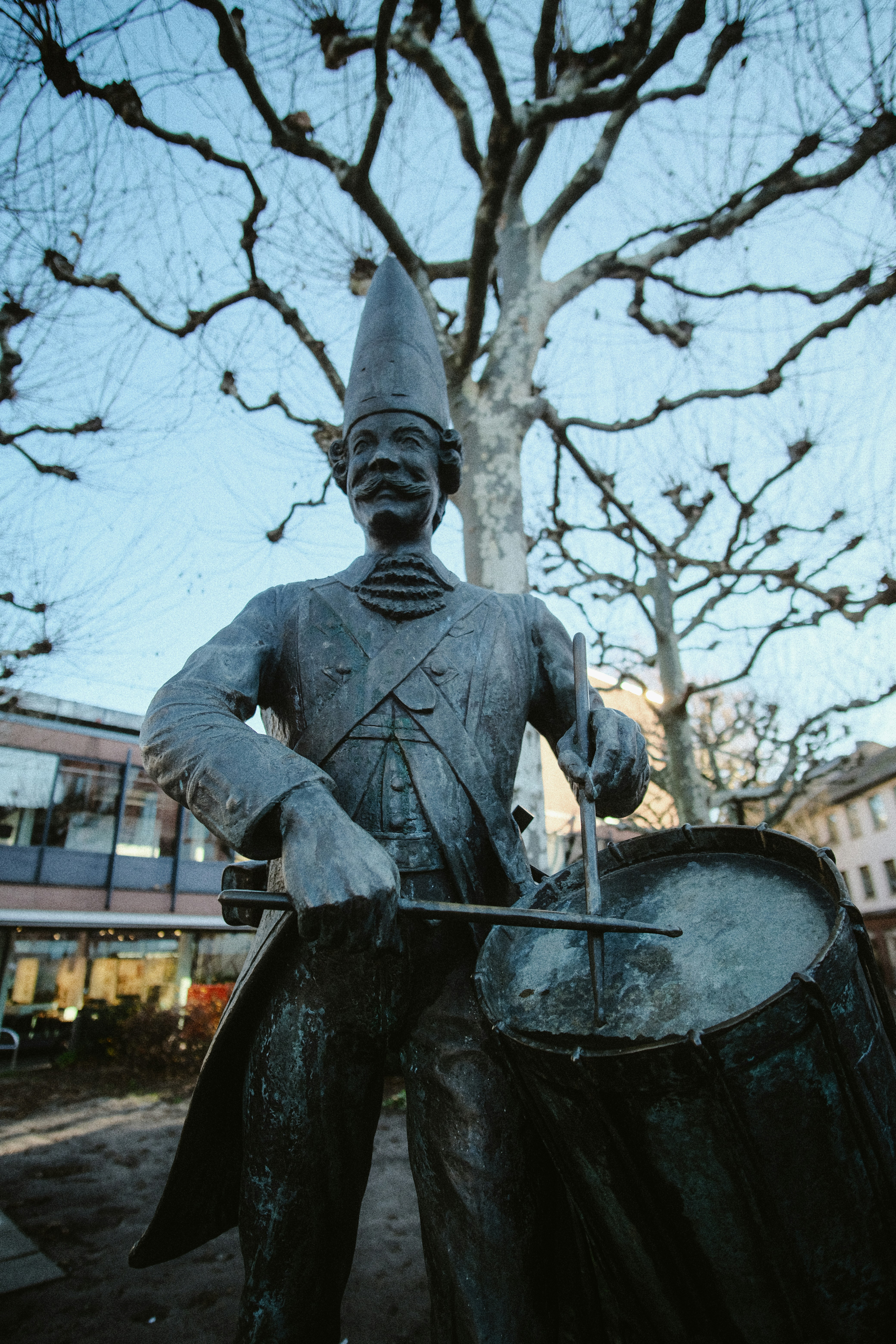 Statue of a drummer in a tall hat with drum.