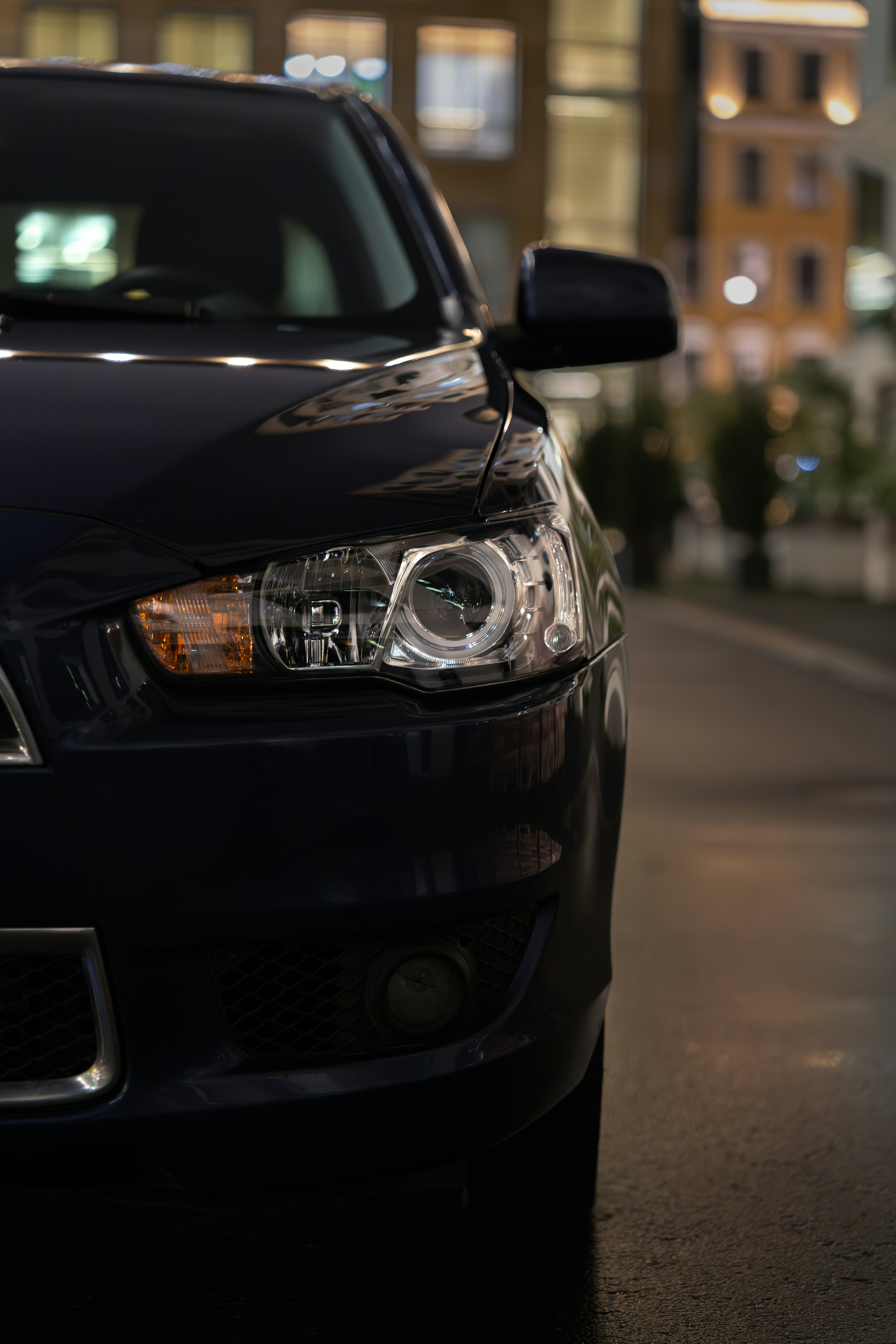 Gros plan d’une voiture bleu foncé la nuit