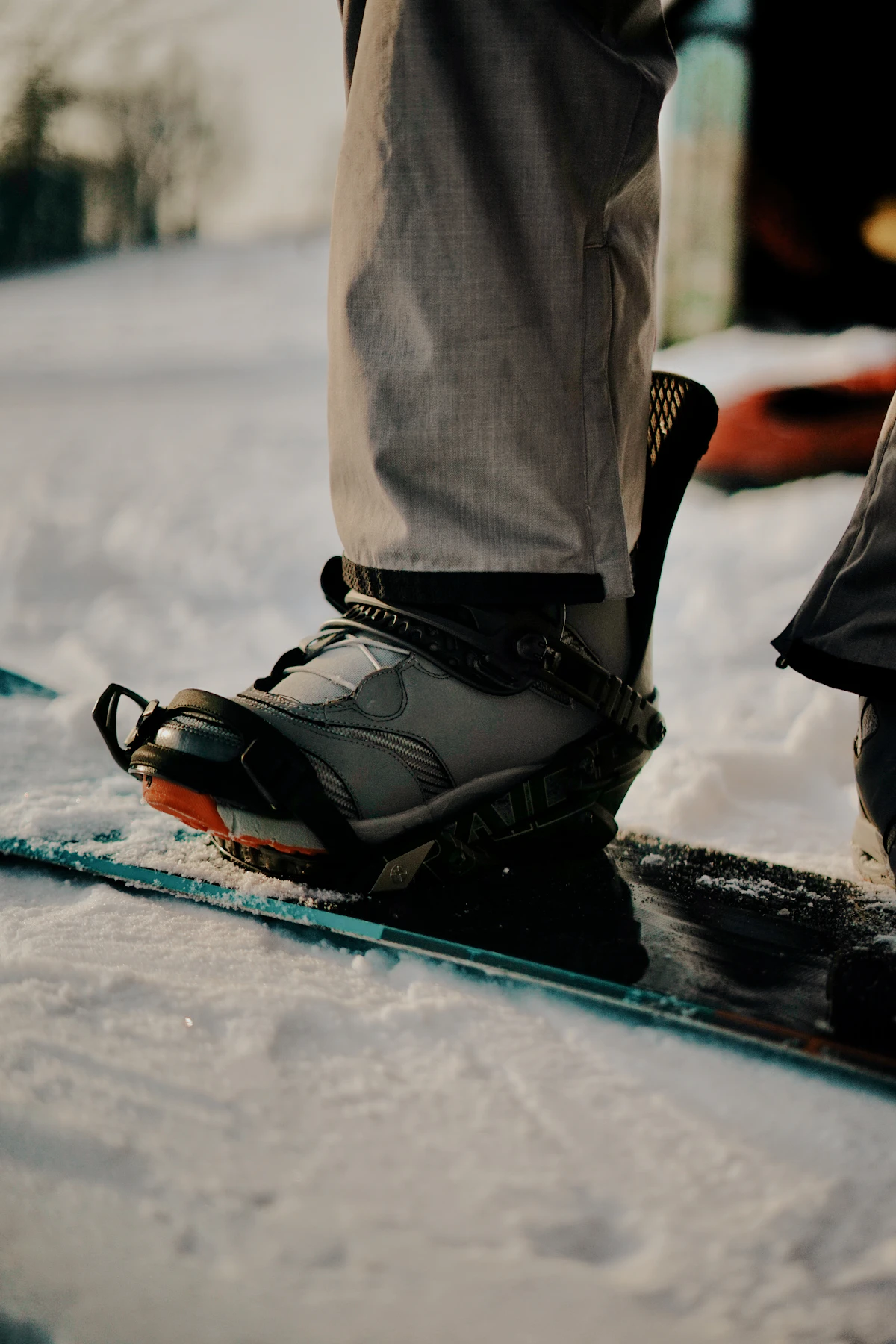 Giày snowboard đã cài vào binding trên mặt tuyết