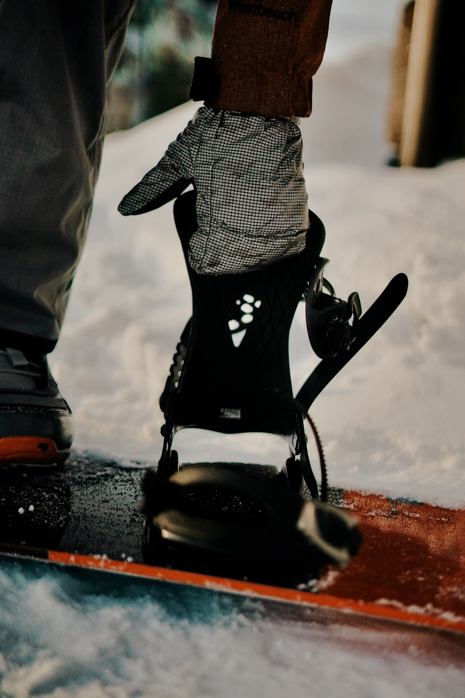 Đi Trượt Tuyết Cần Trang Bị Gì? Thuê Hay Mua Từng Món Cho Người Học Snowboard