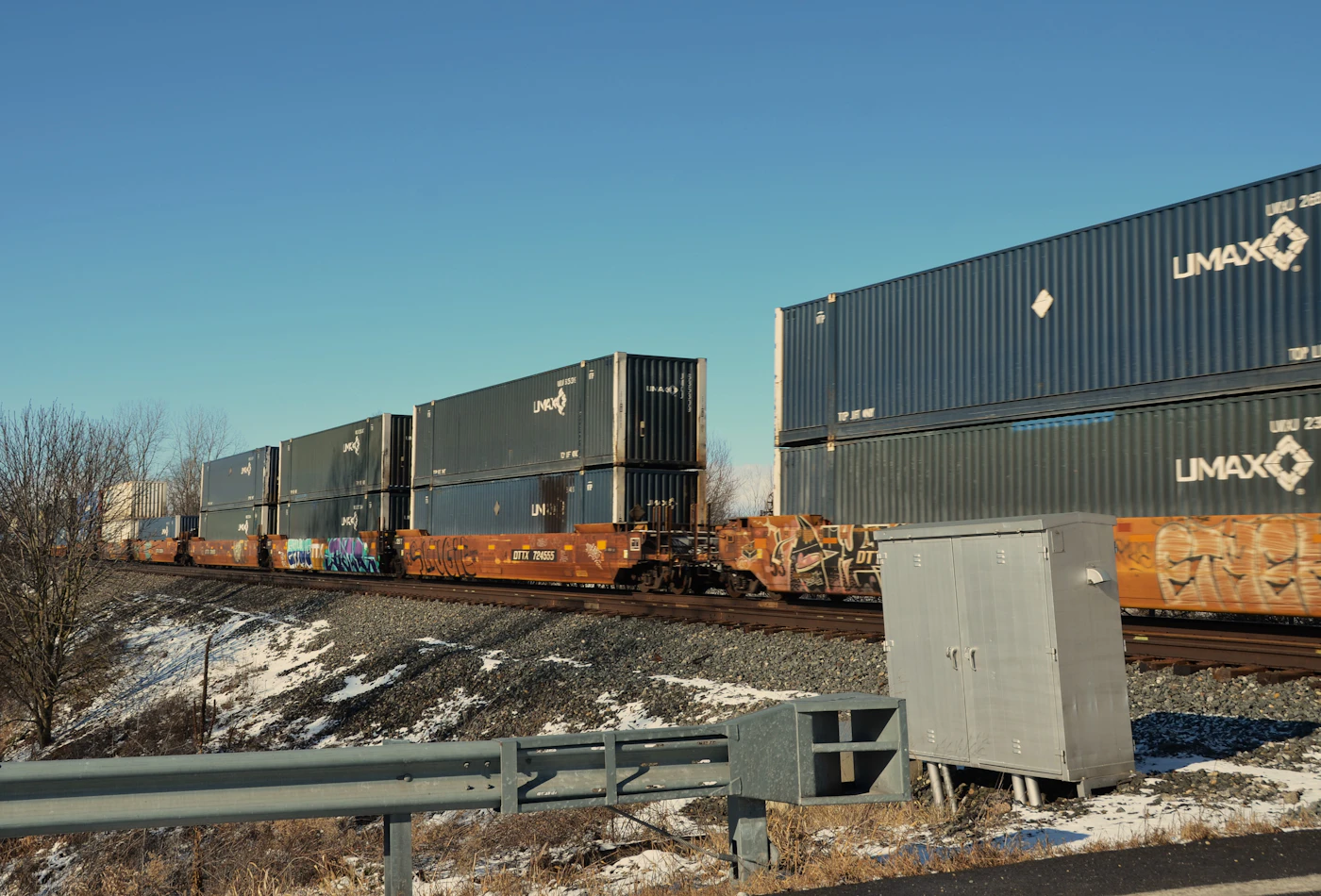 Lkw an einer Laderampe