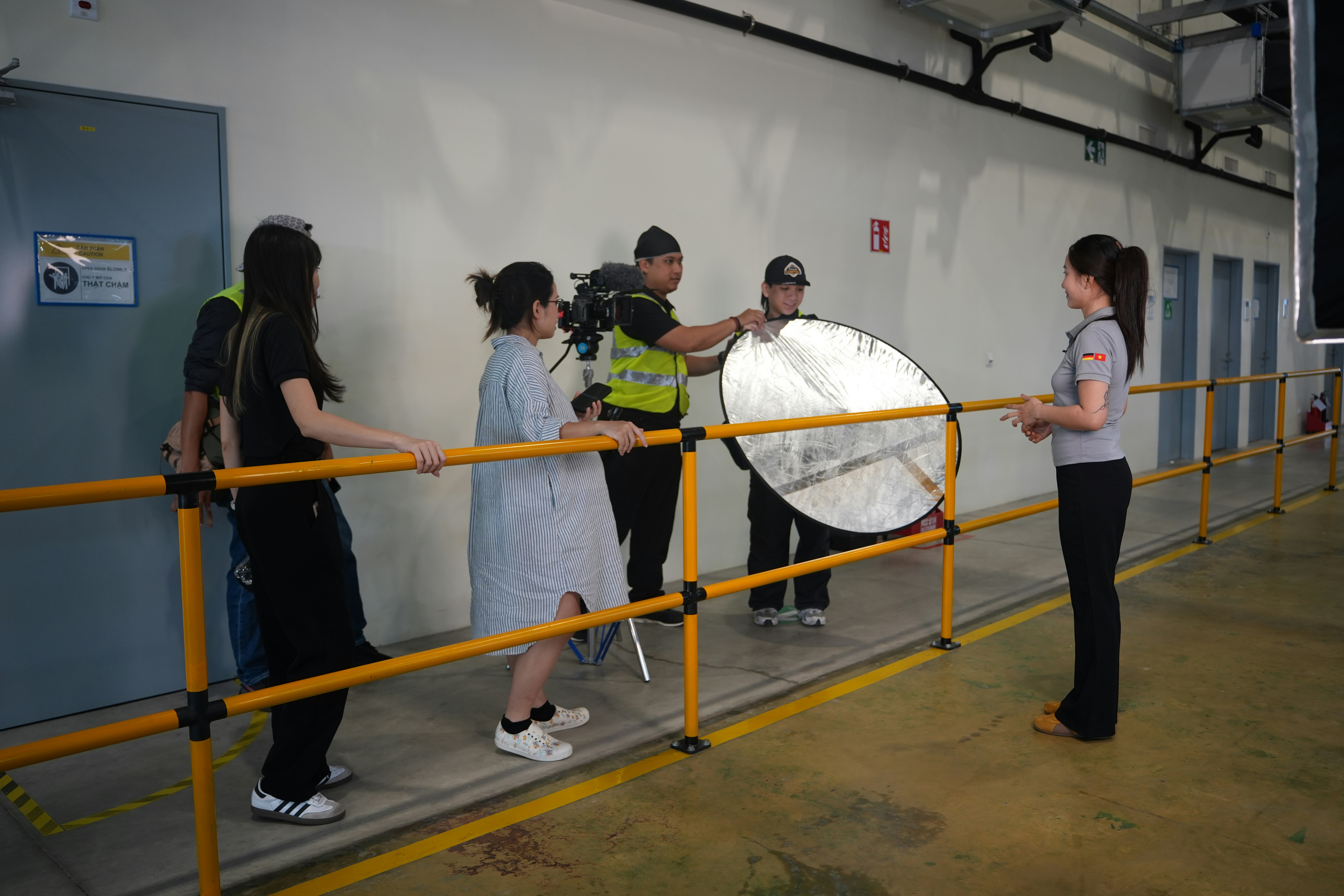 屋外で撮影の準備をしている人たち