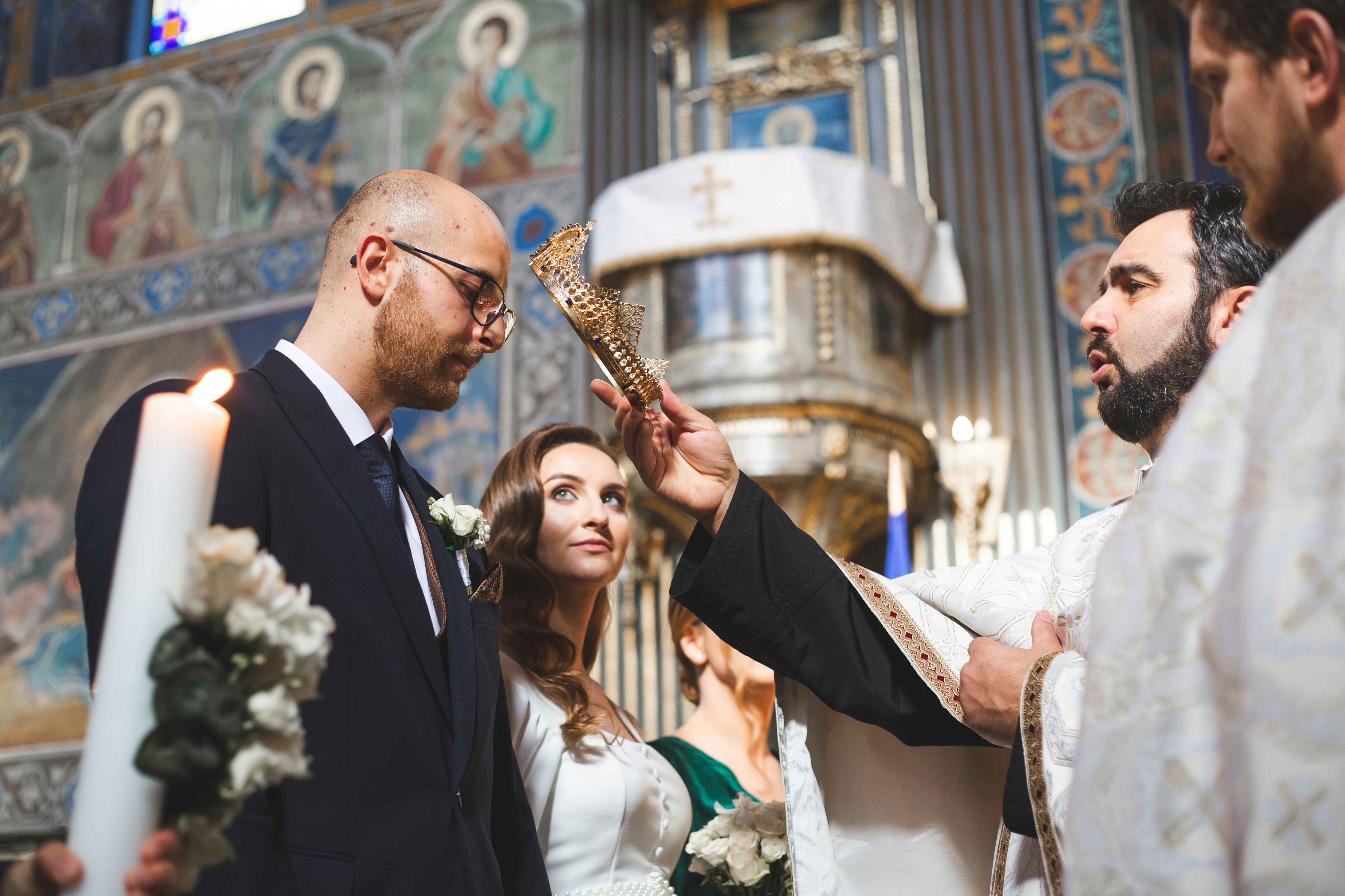 Sacerdote bendiciendo a una pareja durante una ceremonia religiosa