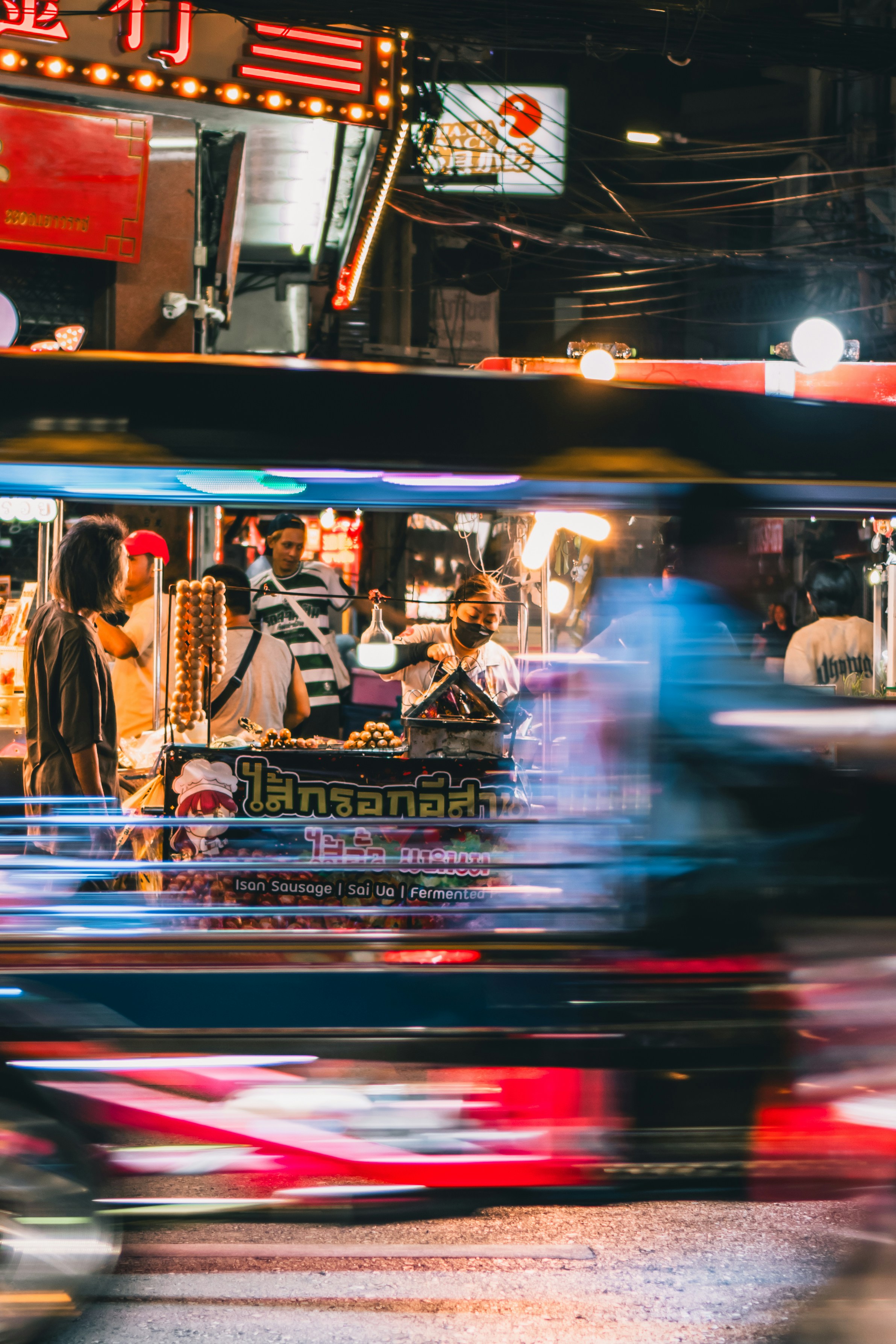 Warung makanan jalanan di malam hari dengan gerakan kabur