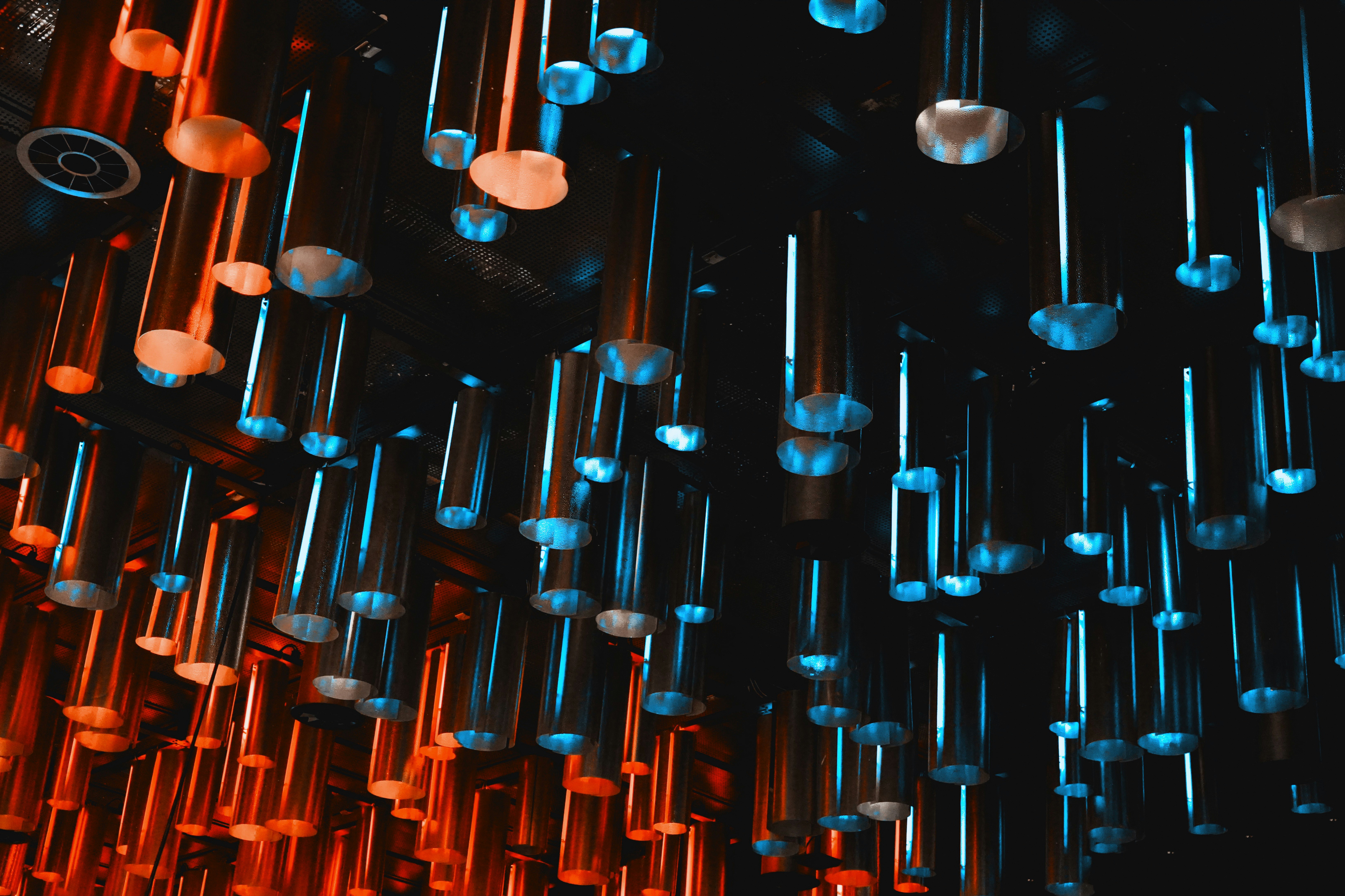 Viele Glasröhren mit roten und blauen Lichtern