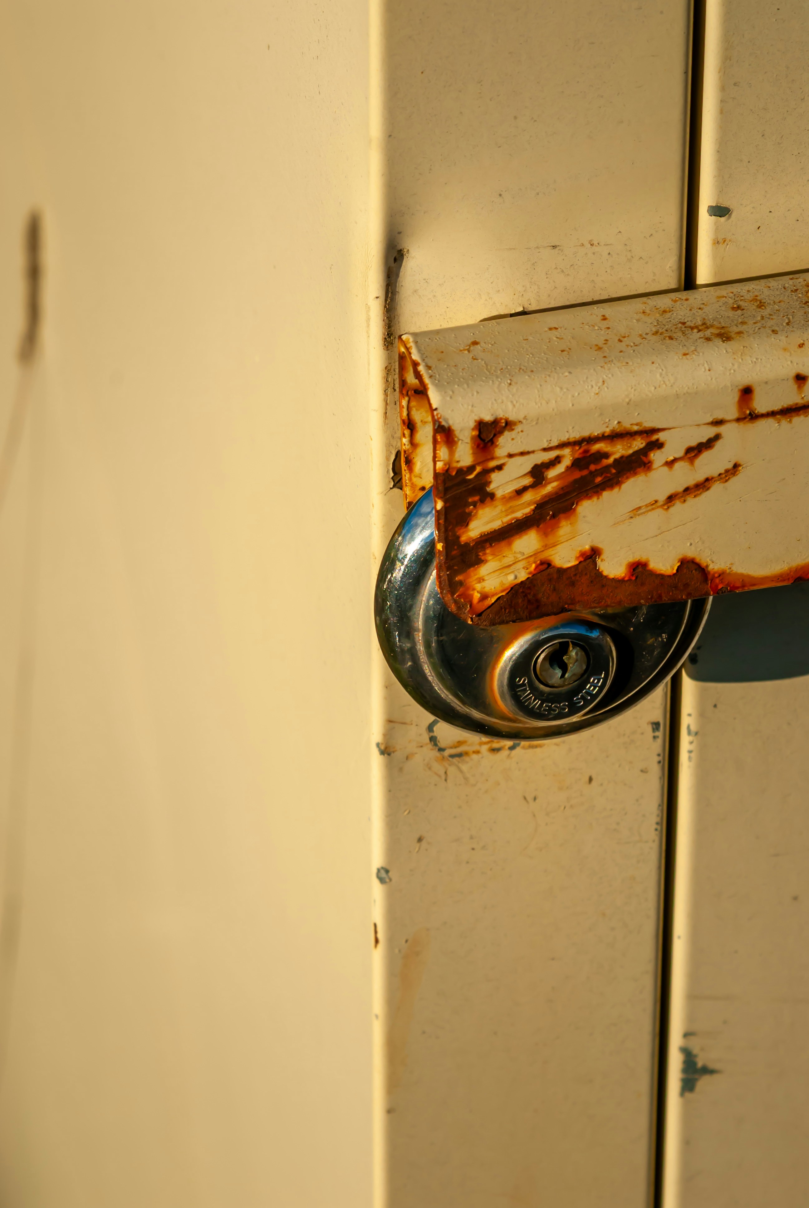 Pintu logam berkarat yang diamankan dengan gembok