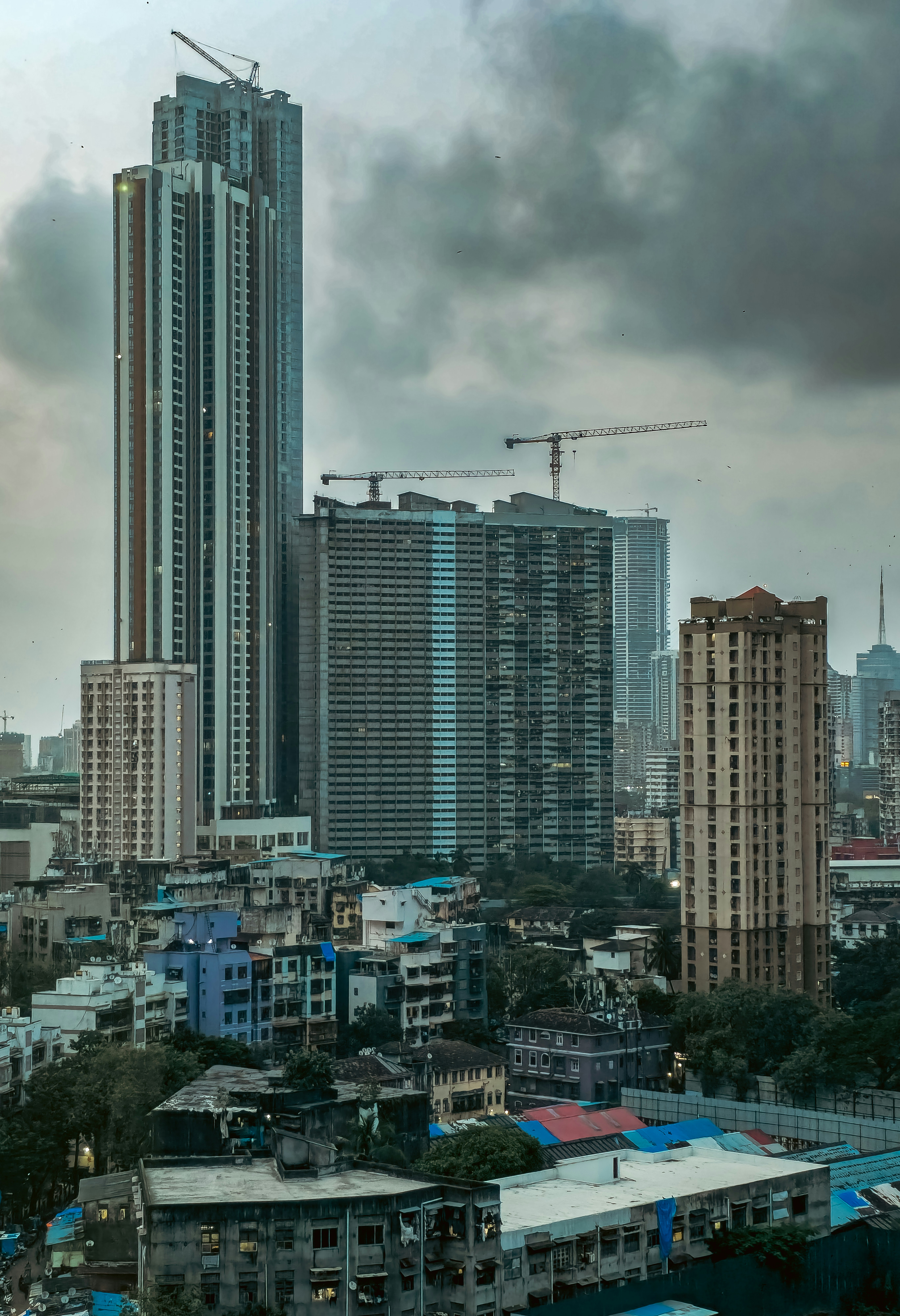 Des gratte-ciel modernes s’élèvent au-dessus d’un paysage urbain dense.