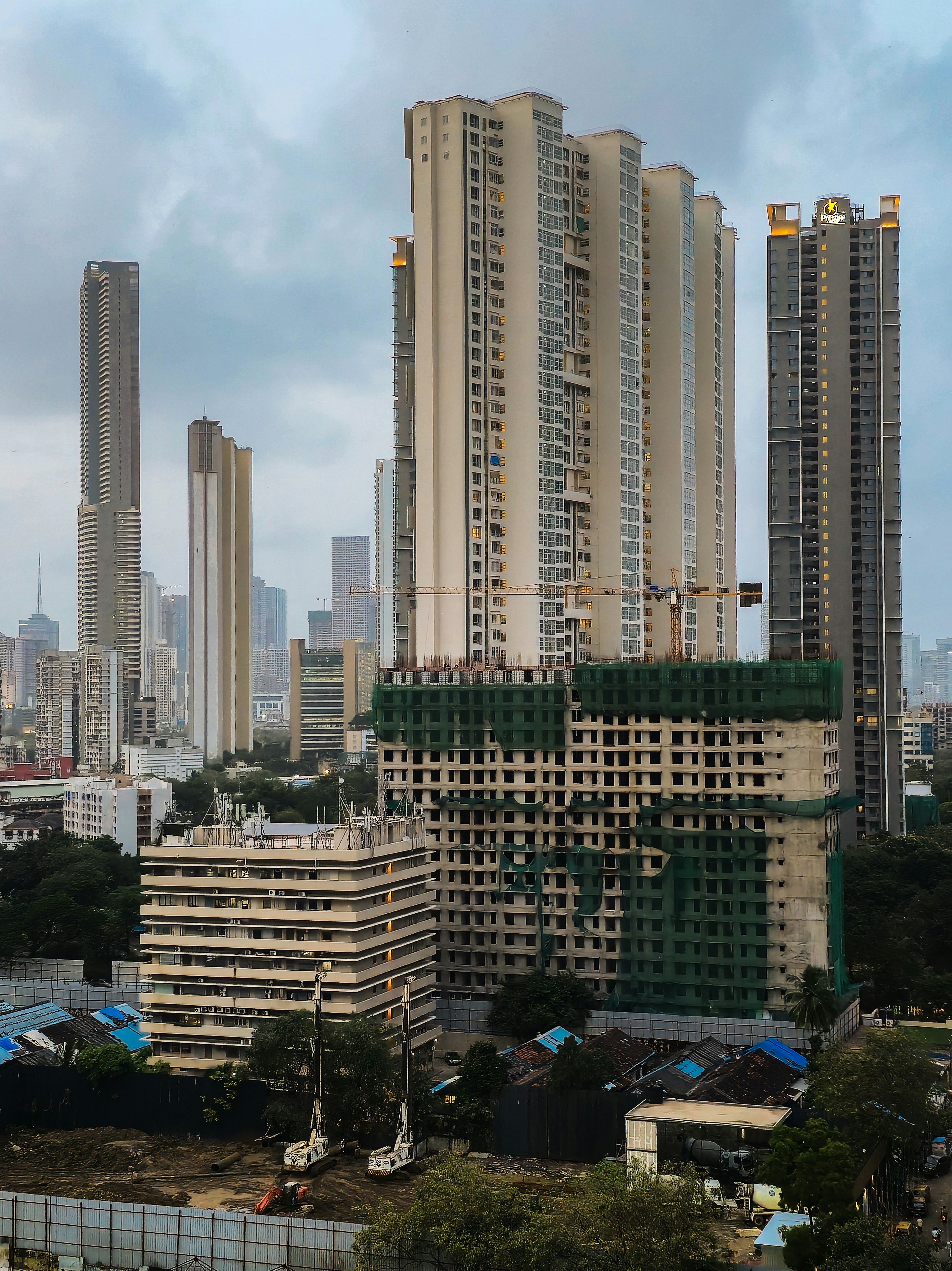 De grands immeubles en construction dans une ville.