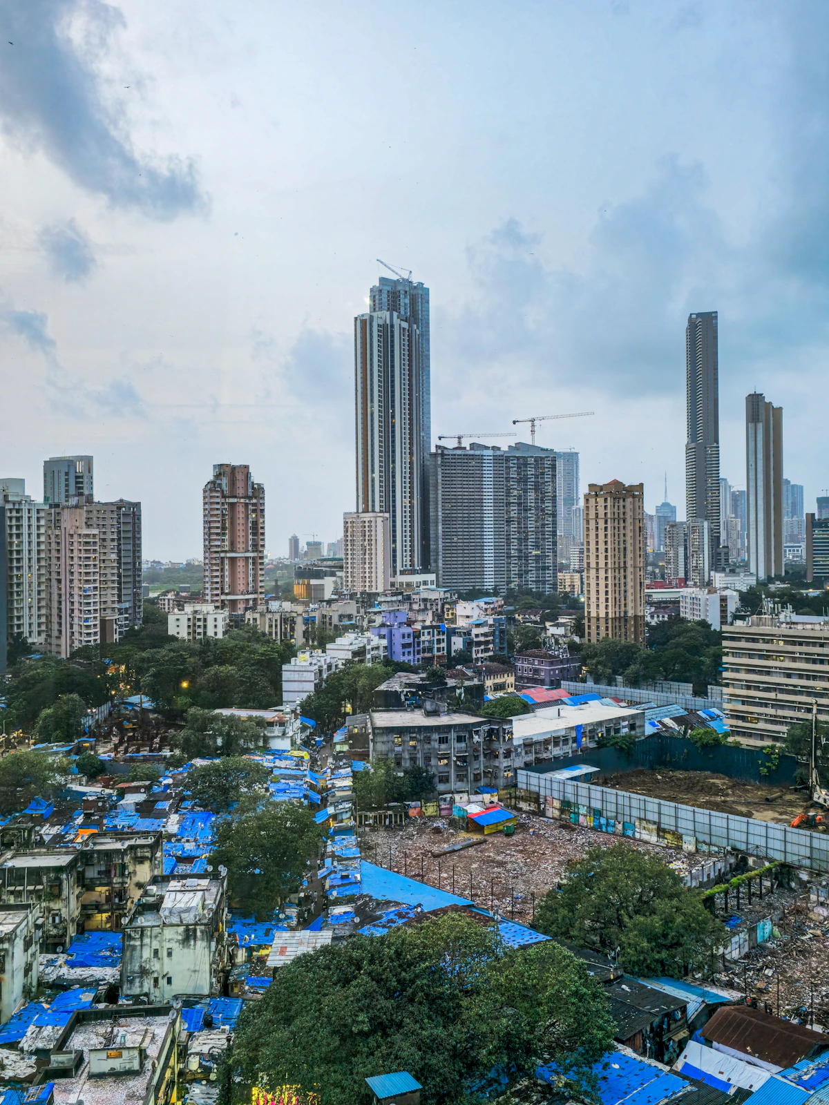 高層住宅が立ち並ぶインド・ムンバイの都市風景