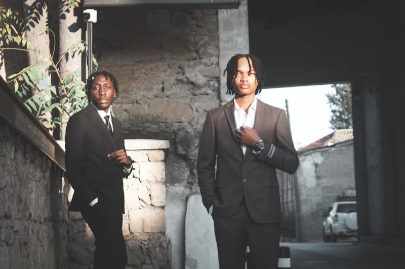 Zwei Sugar Boys in eleganten Anzügen bereit für den Abend