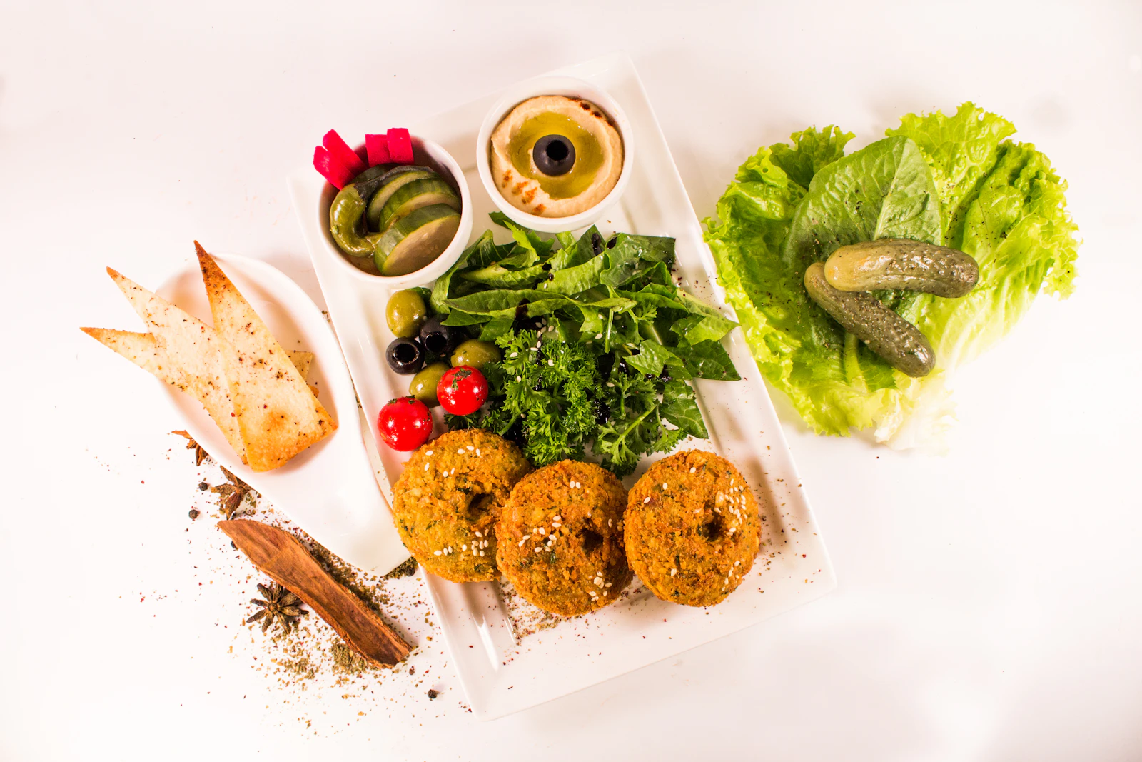 Plato de falafel con hummus, ensalada y pan, cocina levantina de Tierra Santa