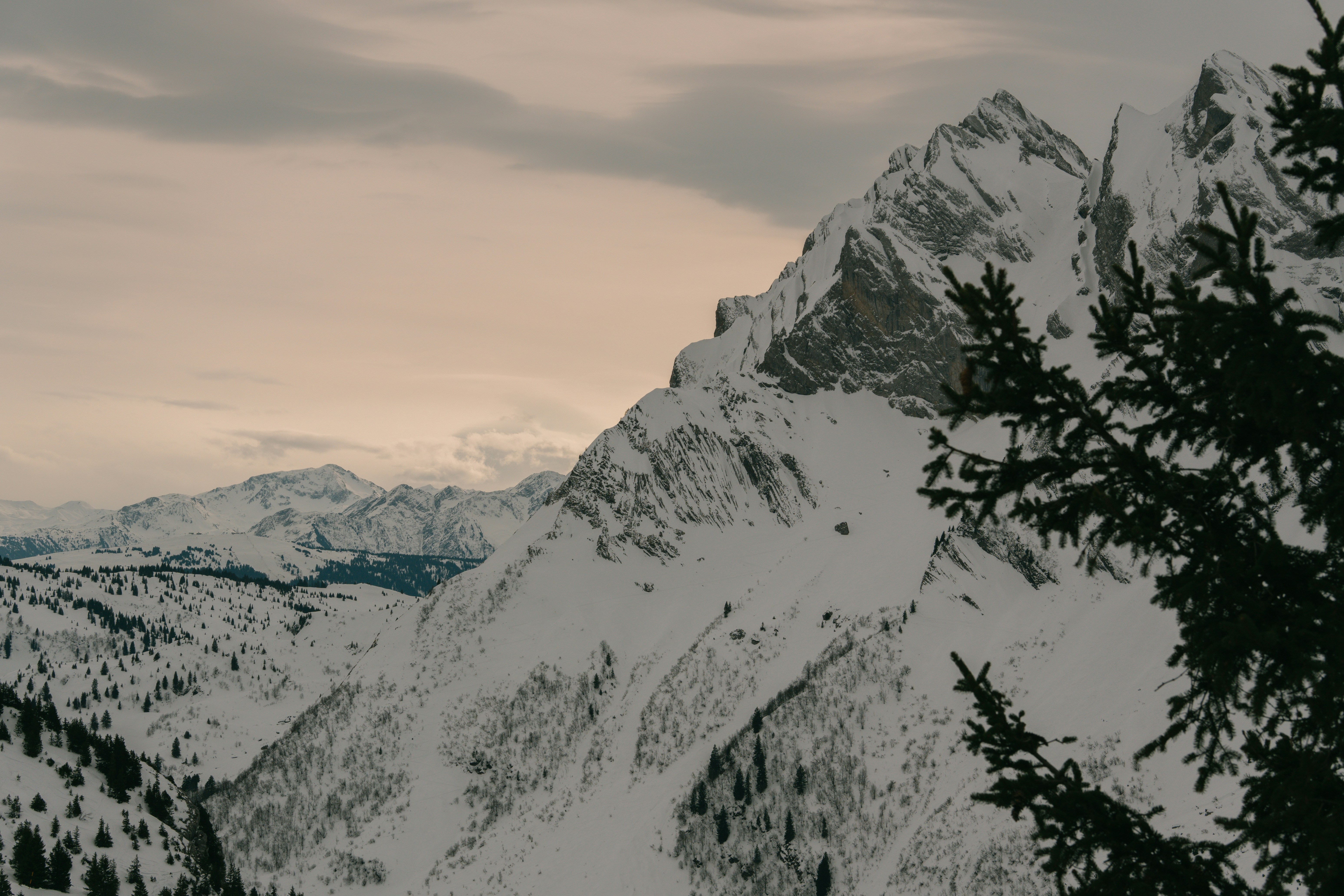 Montanhas cobertas de neve sob um céu nublado