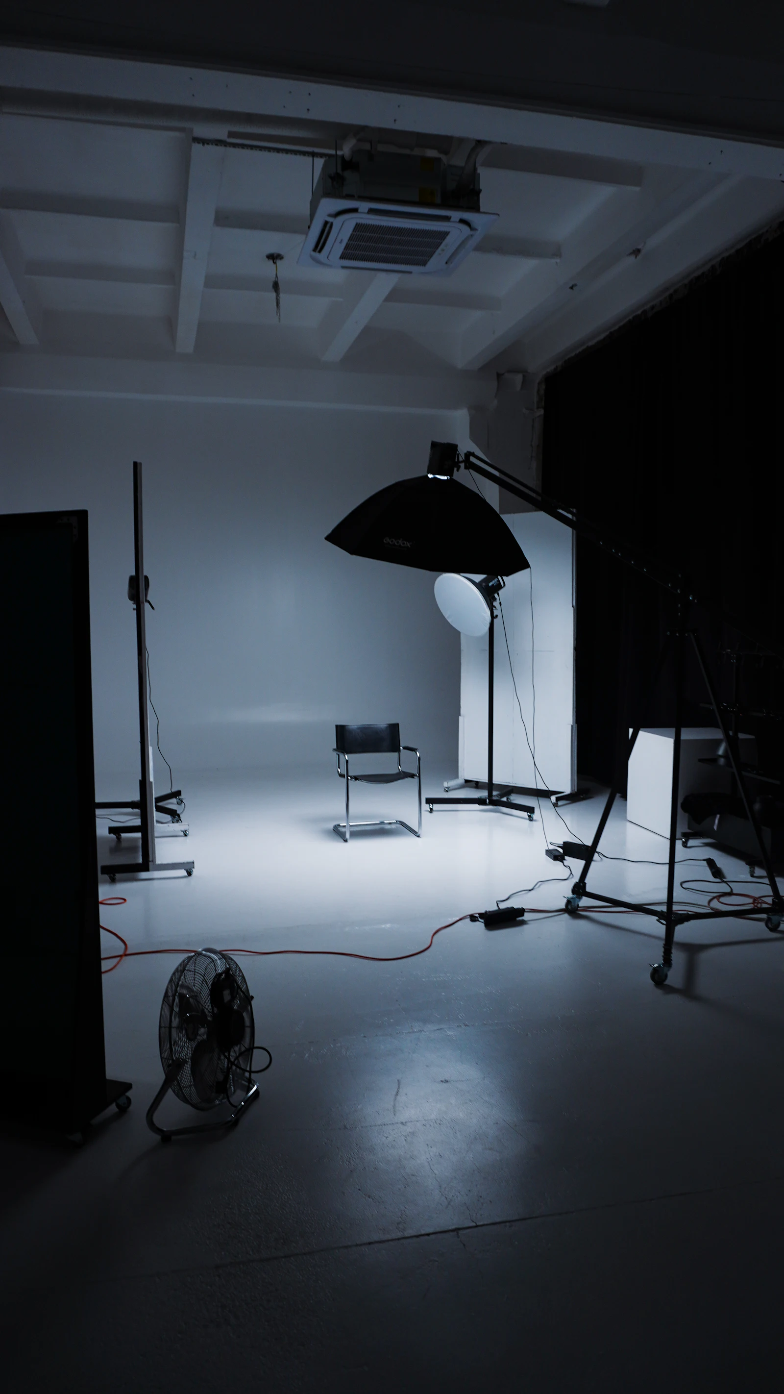 Studio trống với thiết bị chiếu sáng