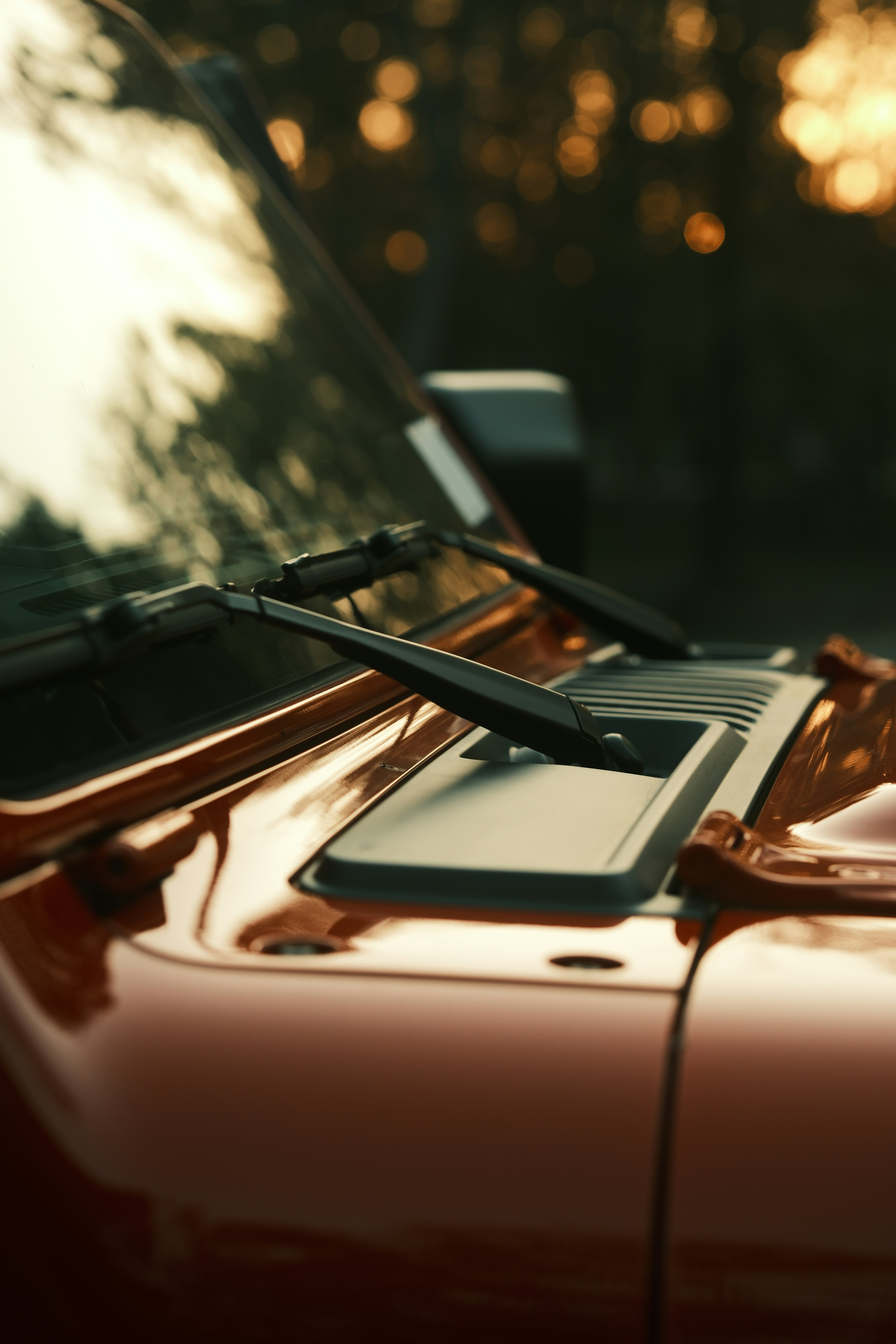 빈티지 주황색 지프 보닛 클로즈업