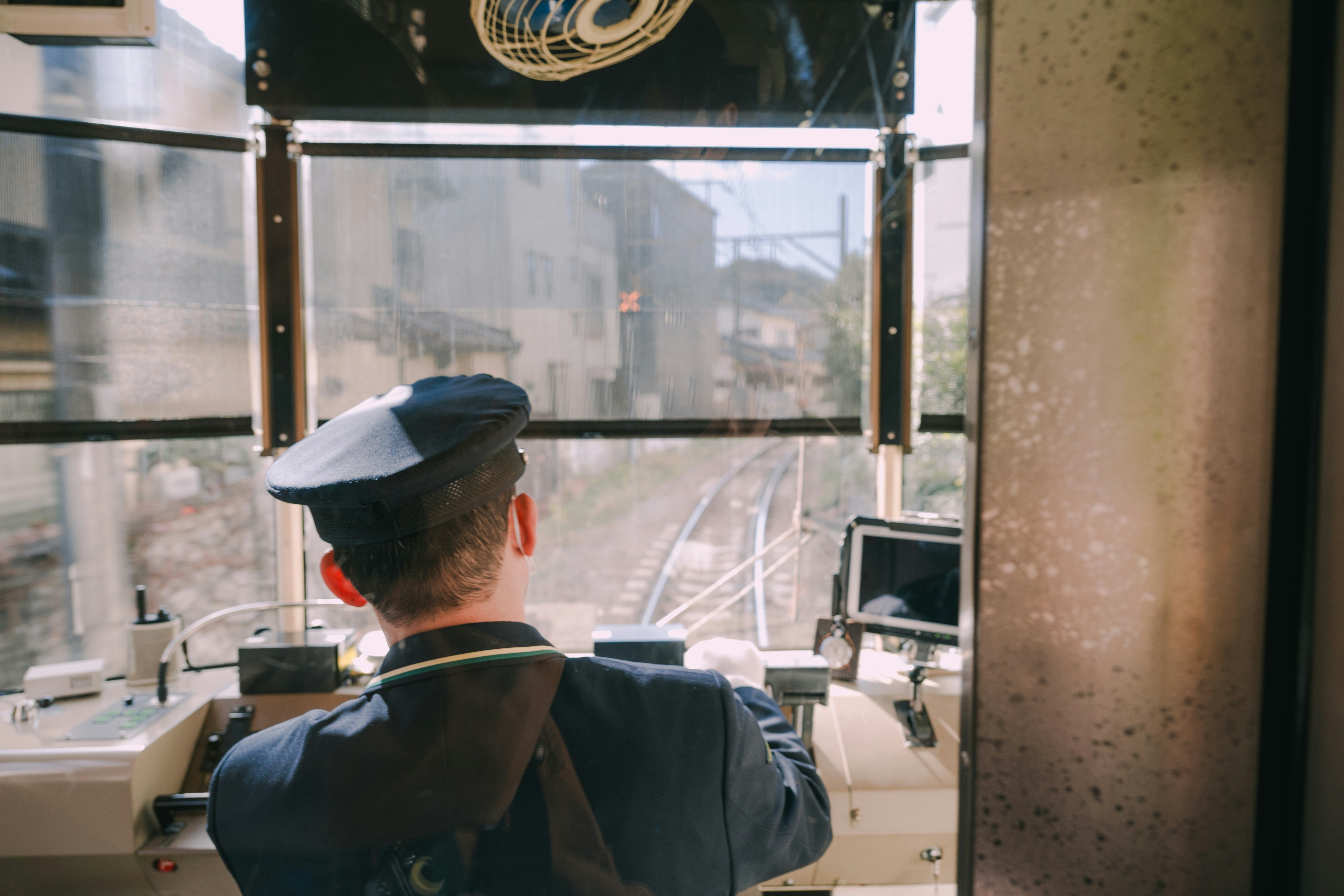 기관사가 운전실에서 차량을 운행하고 있습니다.