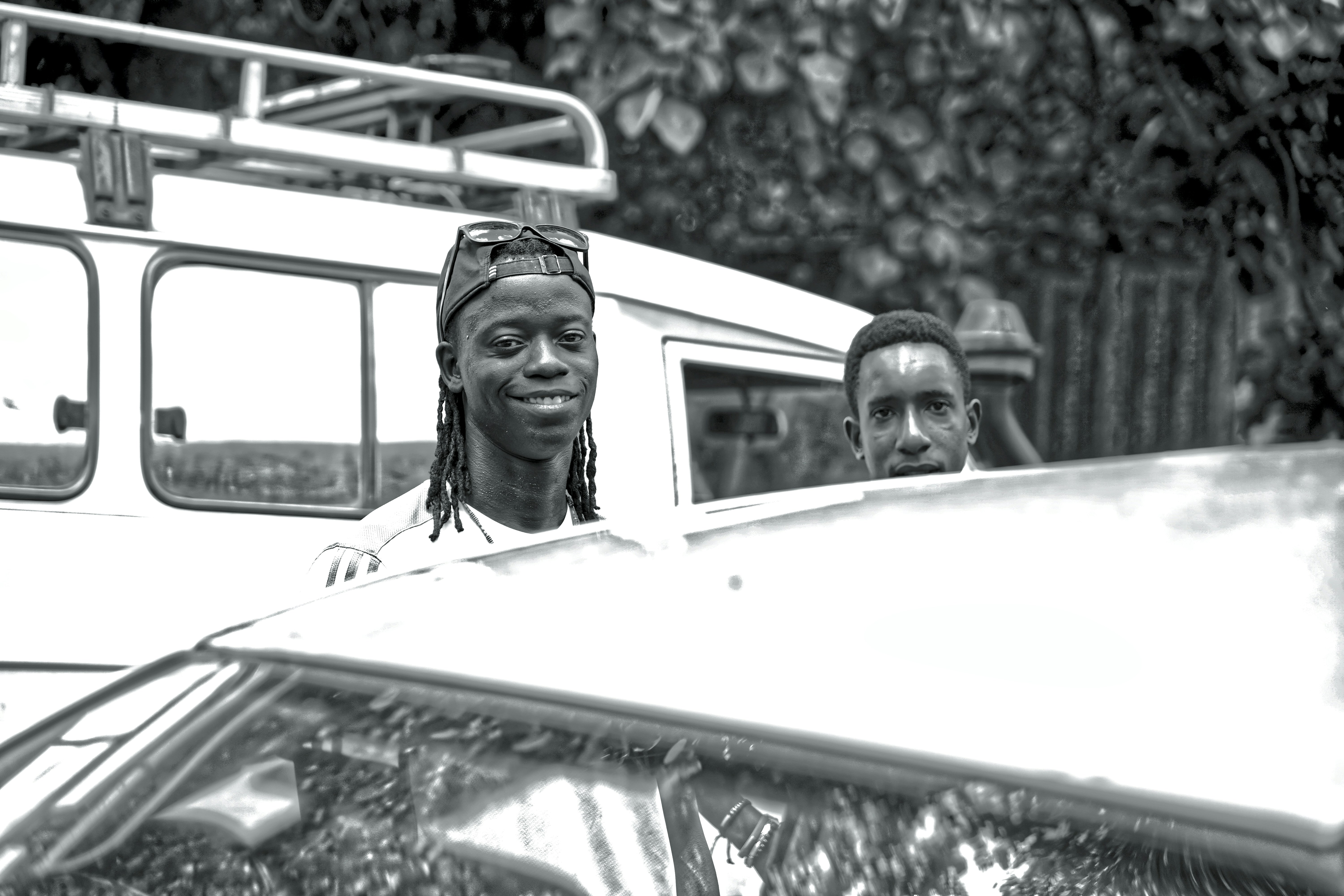 Dos personas vigilando un coche