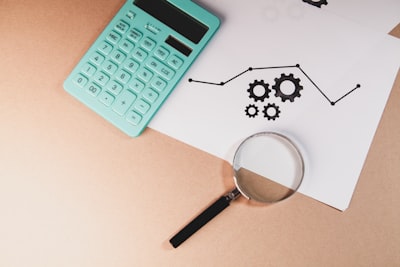 Kostenanalyse mit Lupe