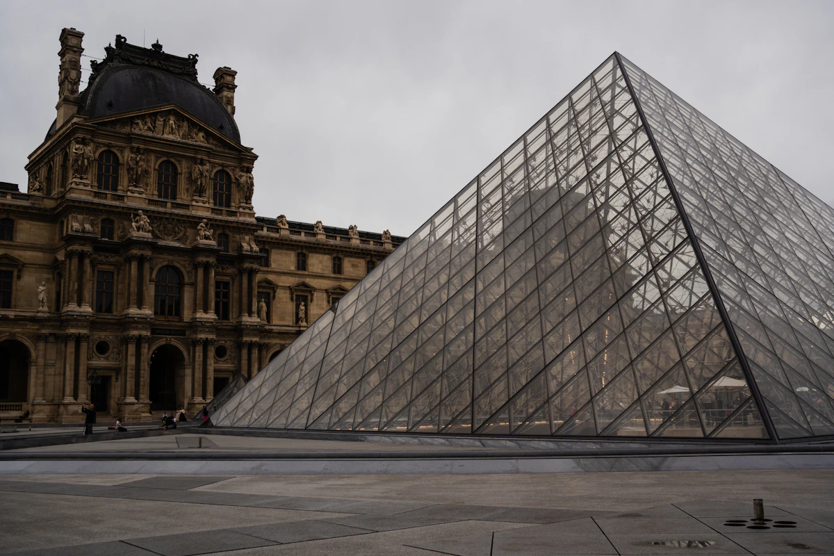 Pyramide du Louvre à Paris