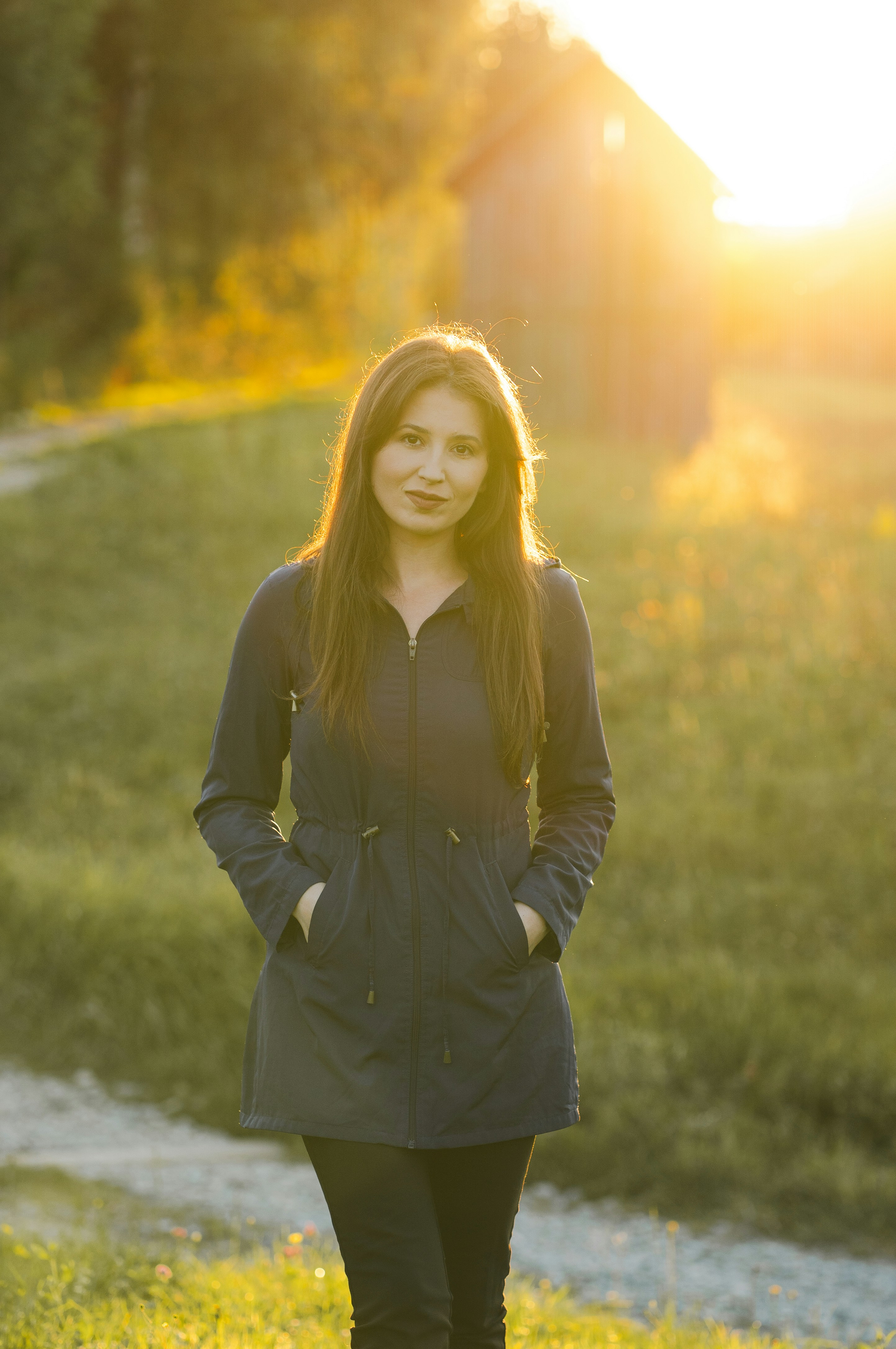 Mujer de pie en un campo al atardecer