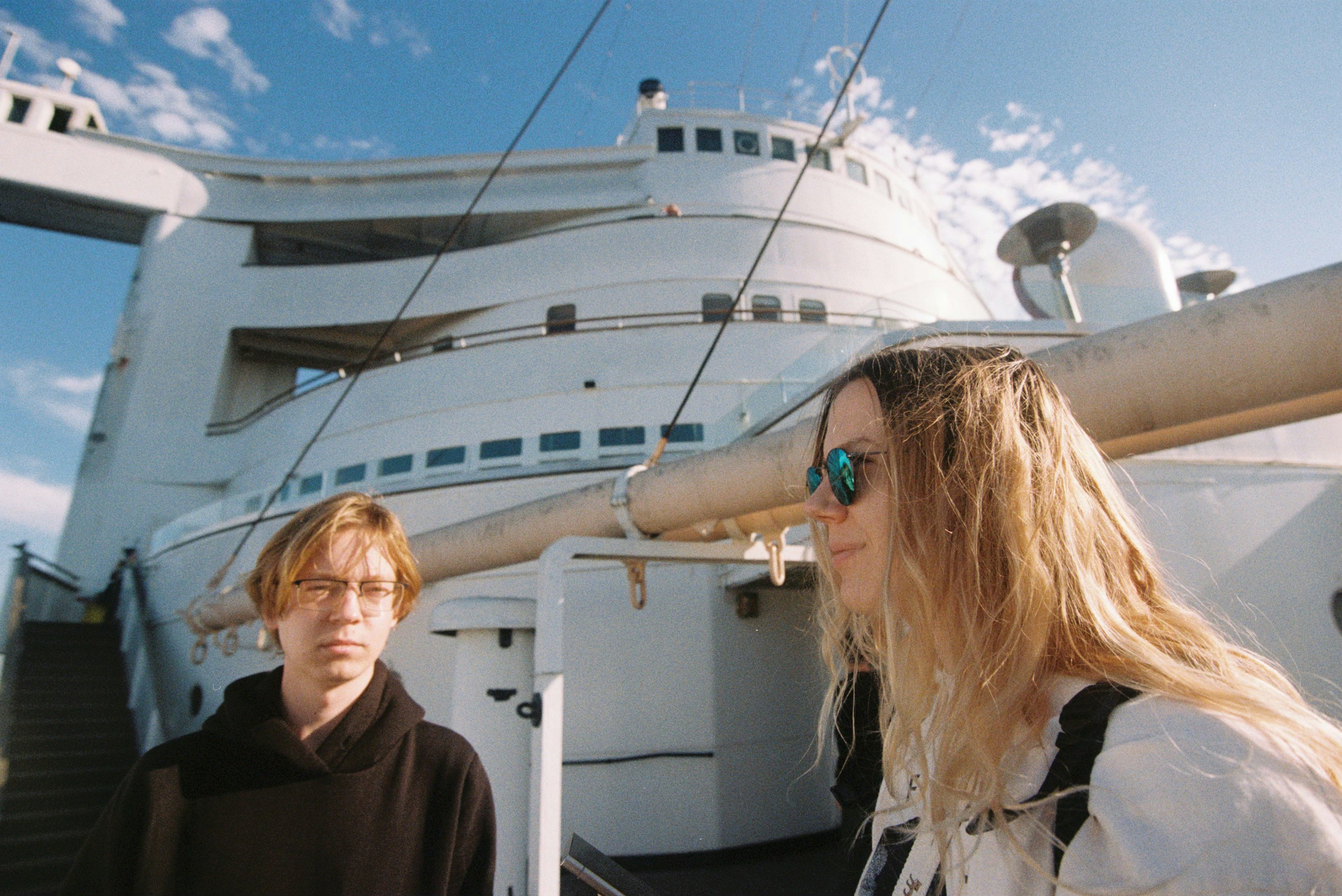 Dos personas están frente a un gran barco blanco.