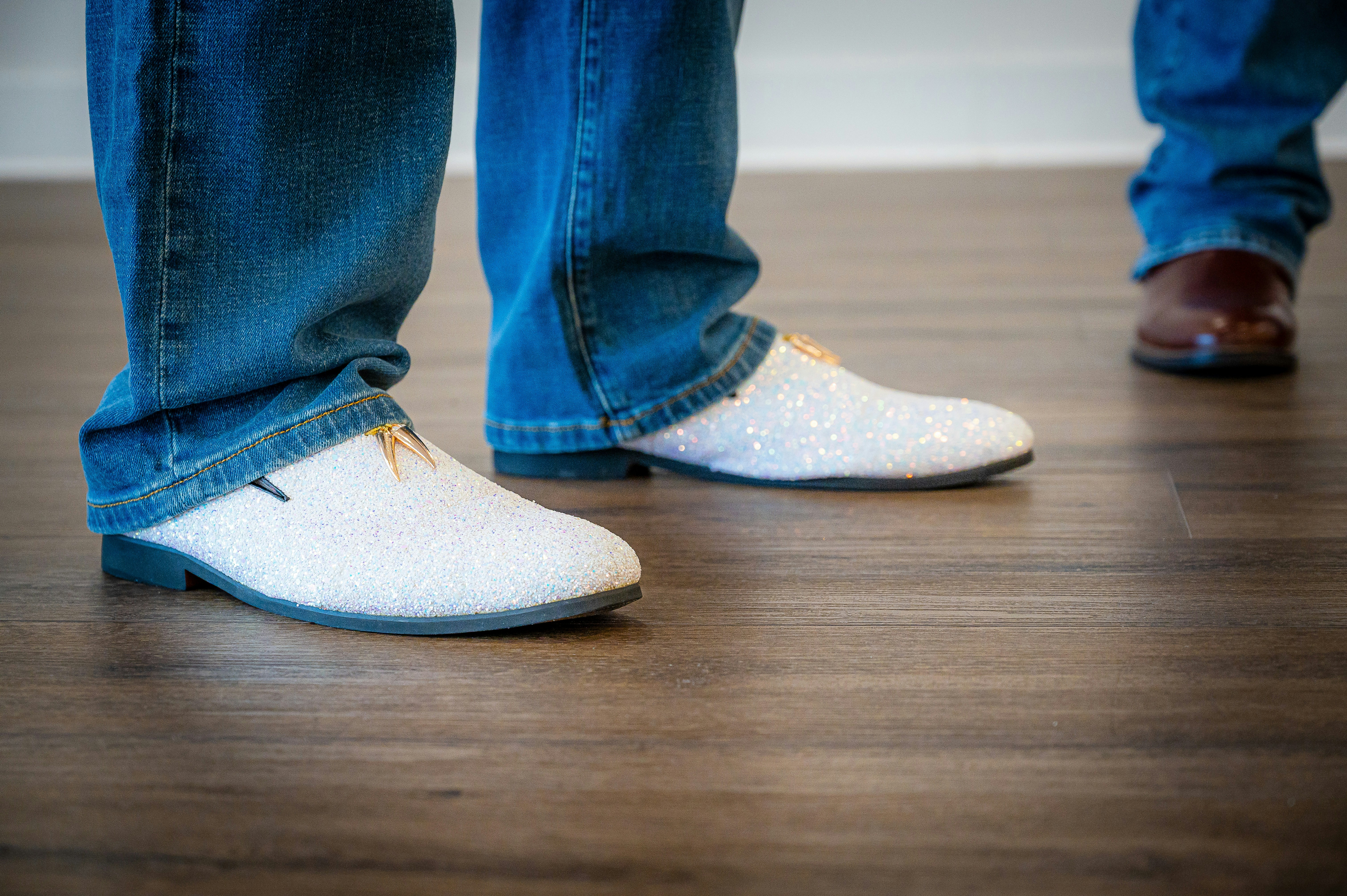 Due persone con jeans e scarpe alla moda