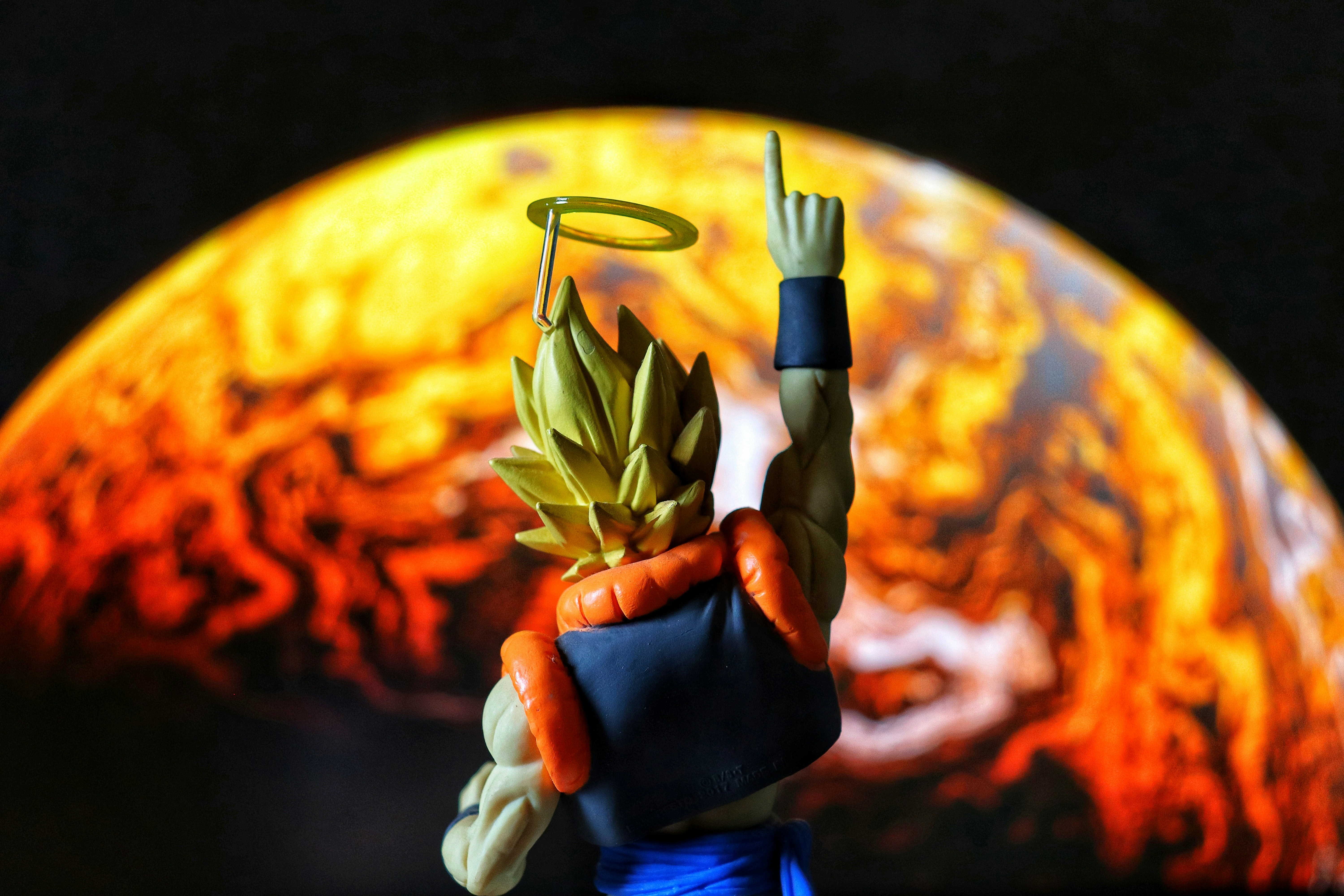 Fotografia de um action figure Gogeta, da Bandai, realizada por meio de composição fotográfica física, utilizando apenas elementos reais. O fundo foi criado a partir de fotografias previamente capturadas. Não houve uso de inteligência artificial, processos generativos ou criação sintética de imagem. Resultado obtido por composição manual e pós-processamento fotográfico tradicional.
