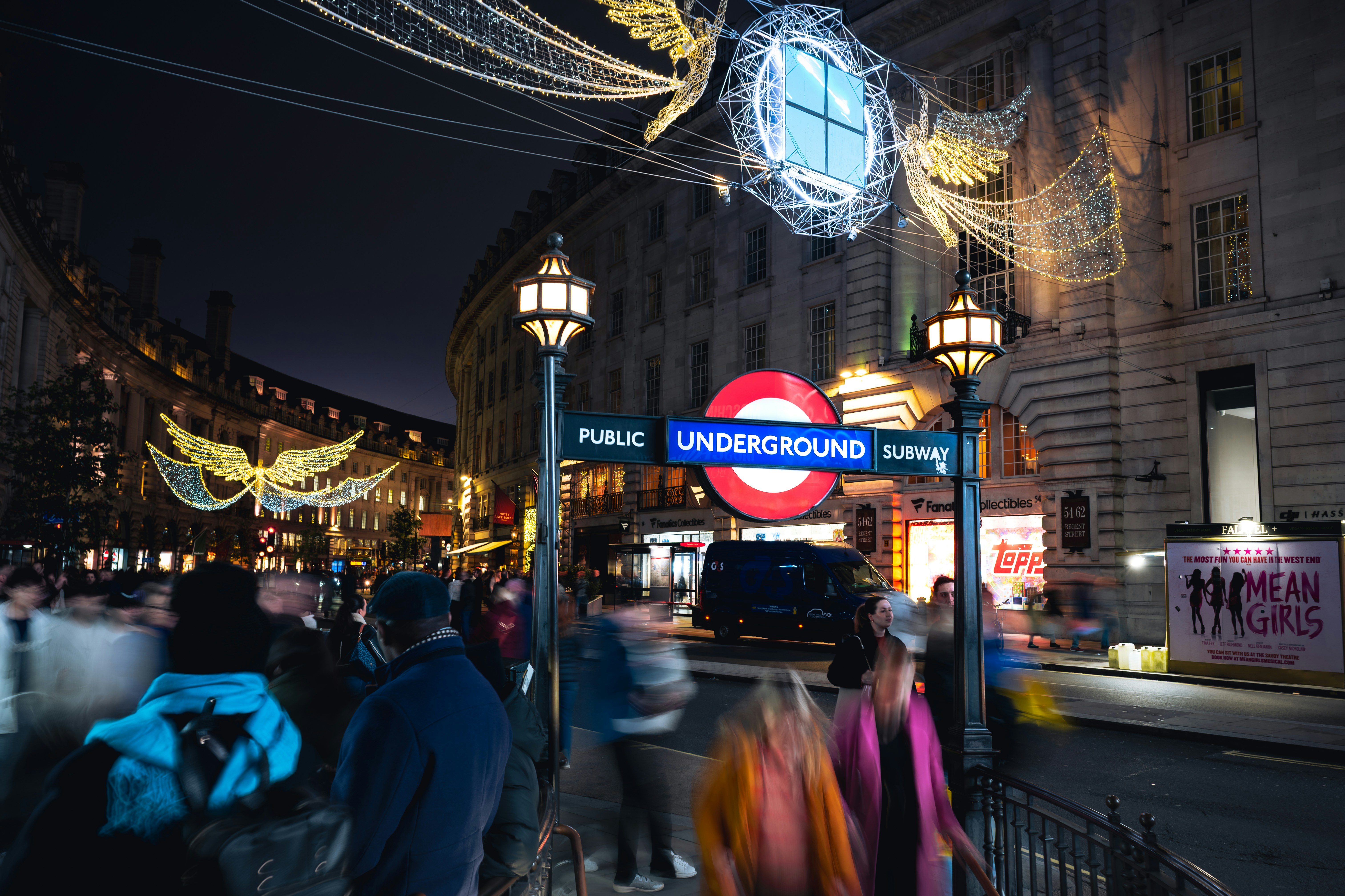 La gente pasa por la entrada del metro de Londres por la noche