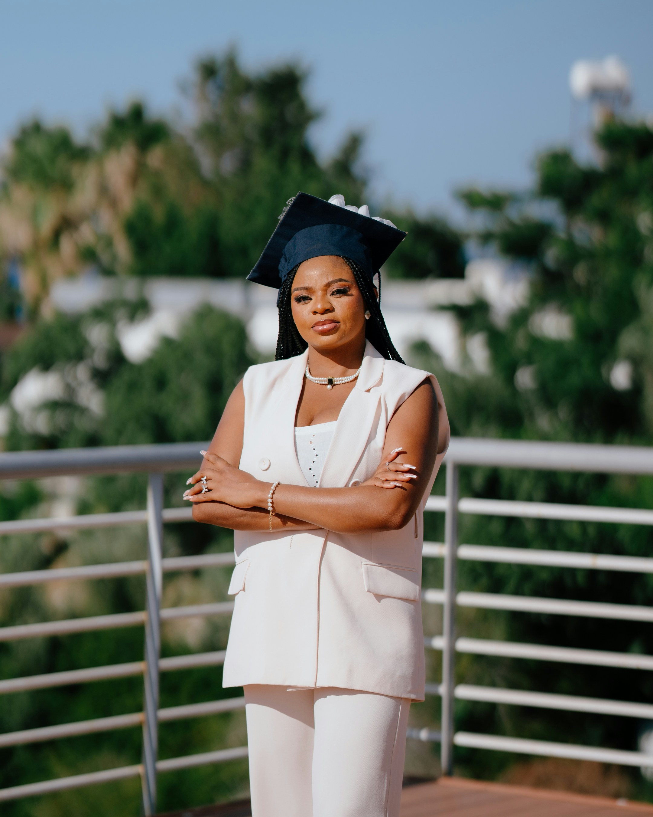 Una mujer con gorra de graduación y atuendo formal