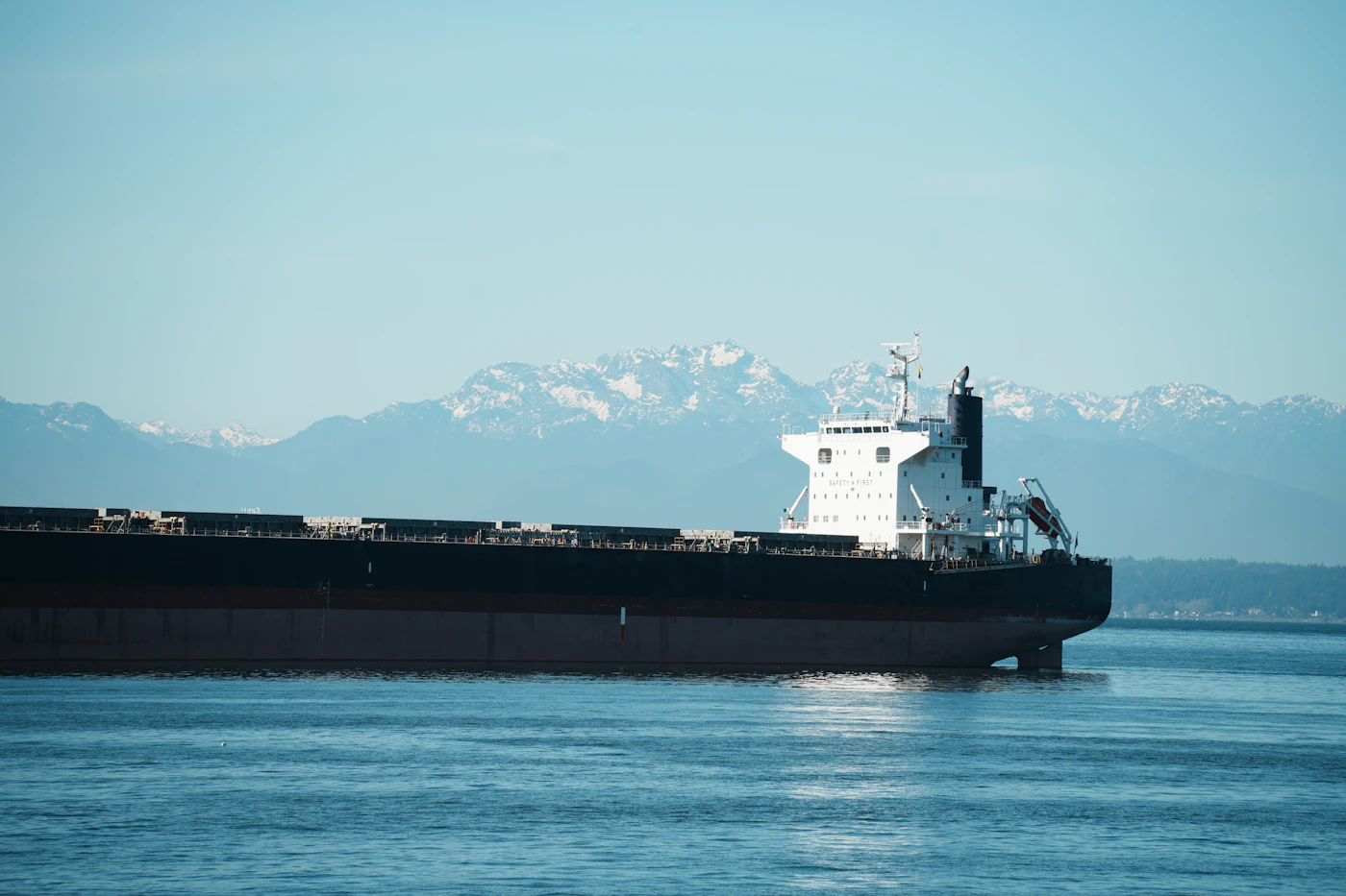 Granelero de carga navegando en el océano