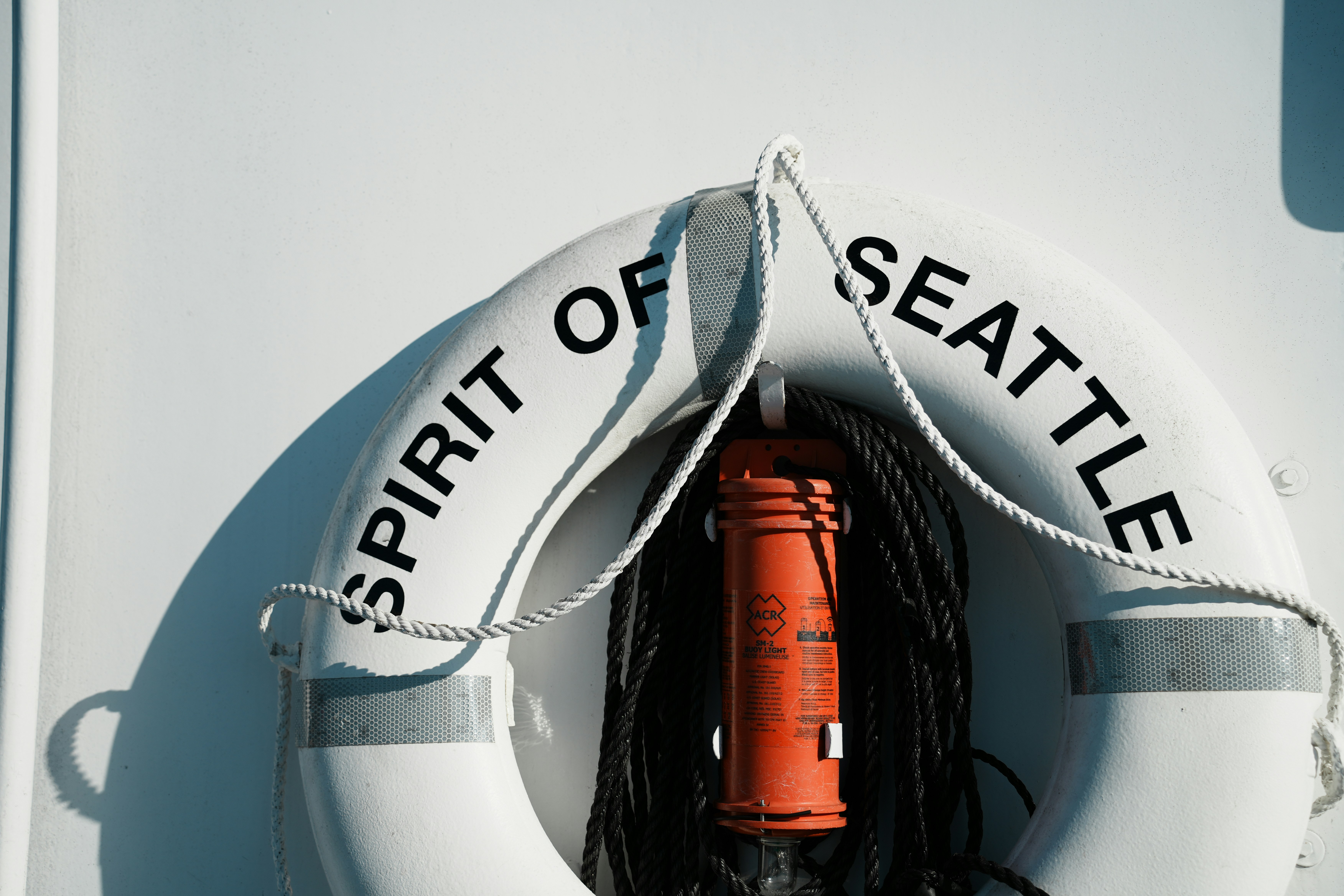 Chaleco salvavidas blanco con texto "espíritu de Seattle".