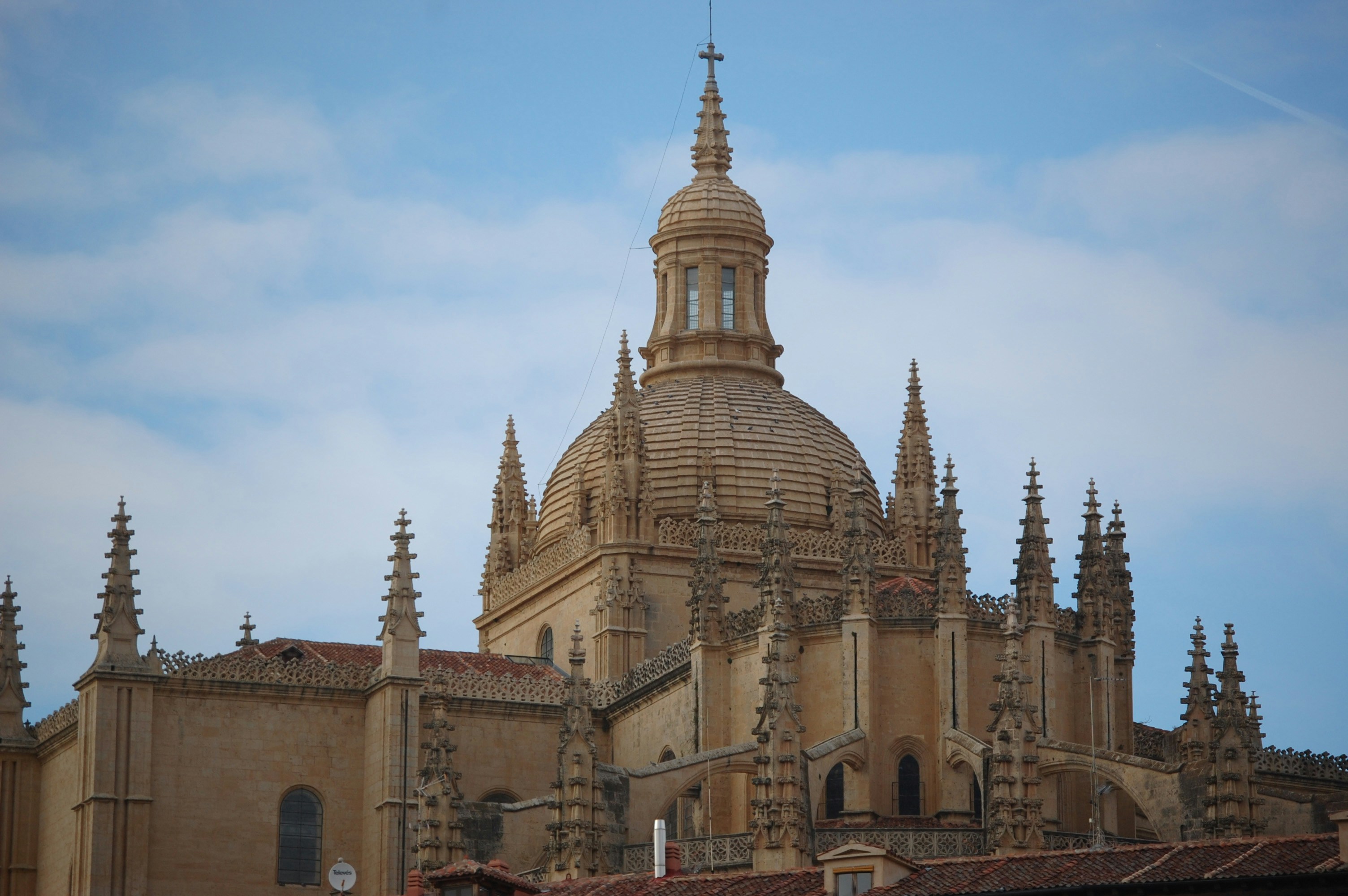 Una gran catedral con una gran cúpula y agujas.