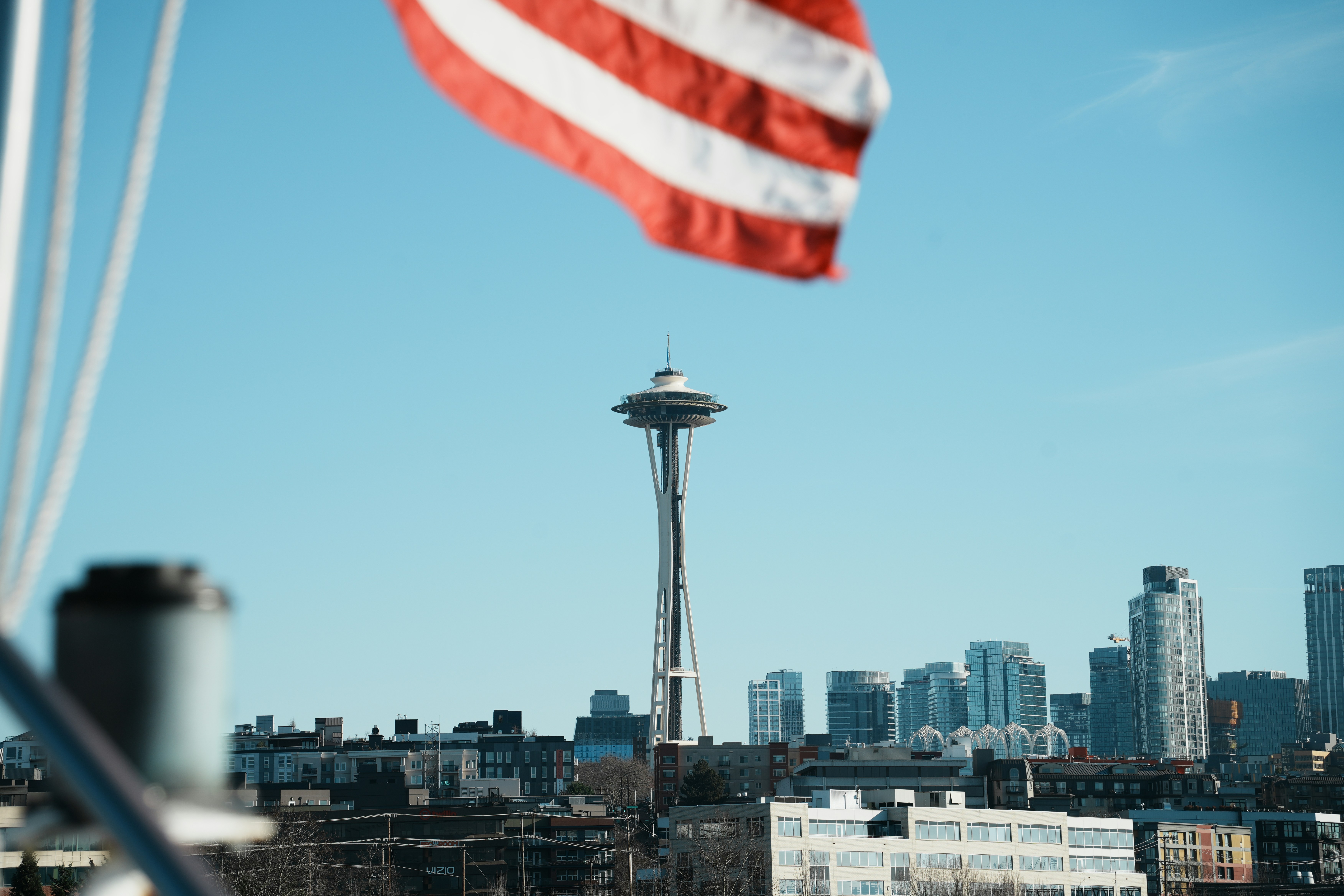 Aguja espacial con bandera estadounidense y skyline de Seattle