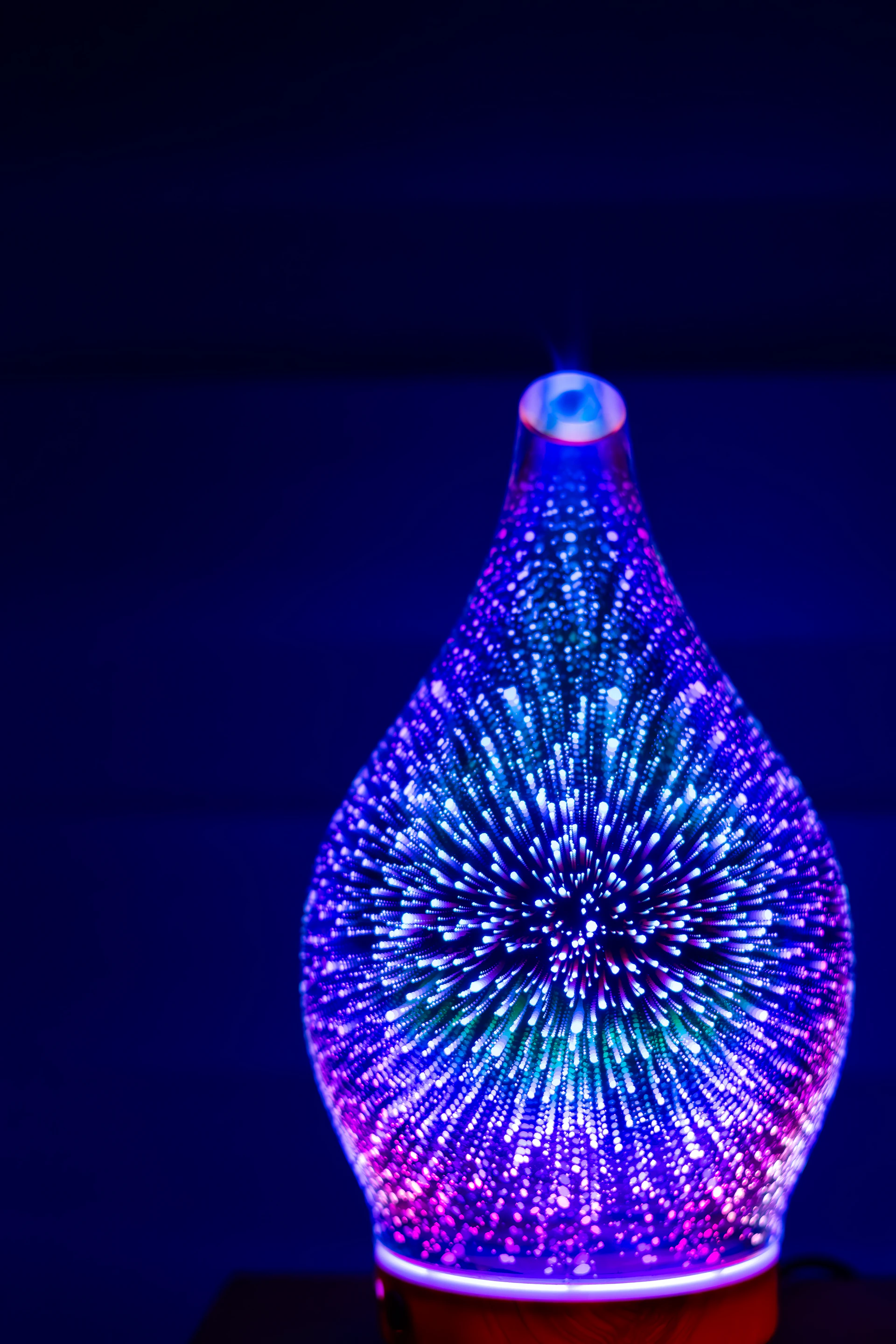 Difusor de cristal con luces cálidas en ambiente relajante
