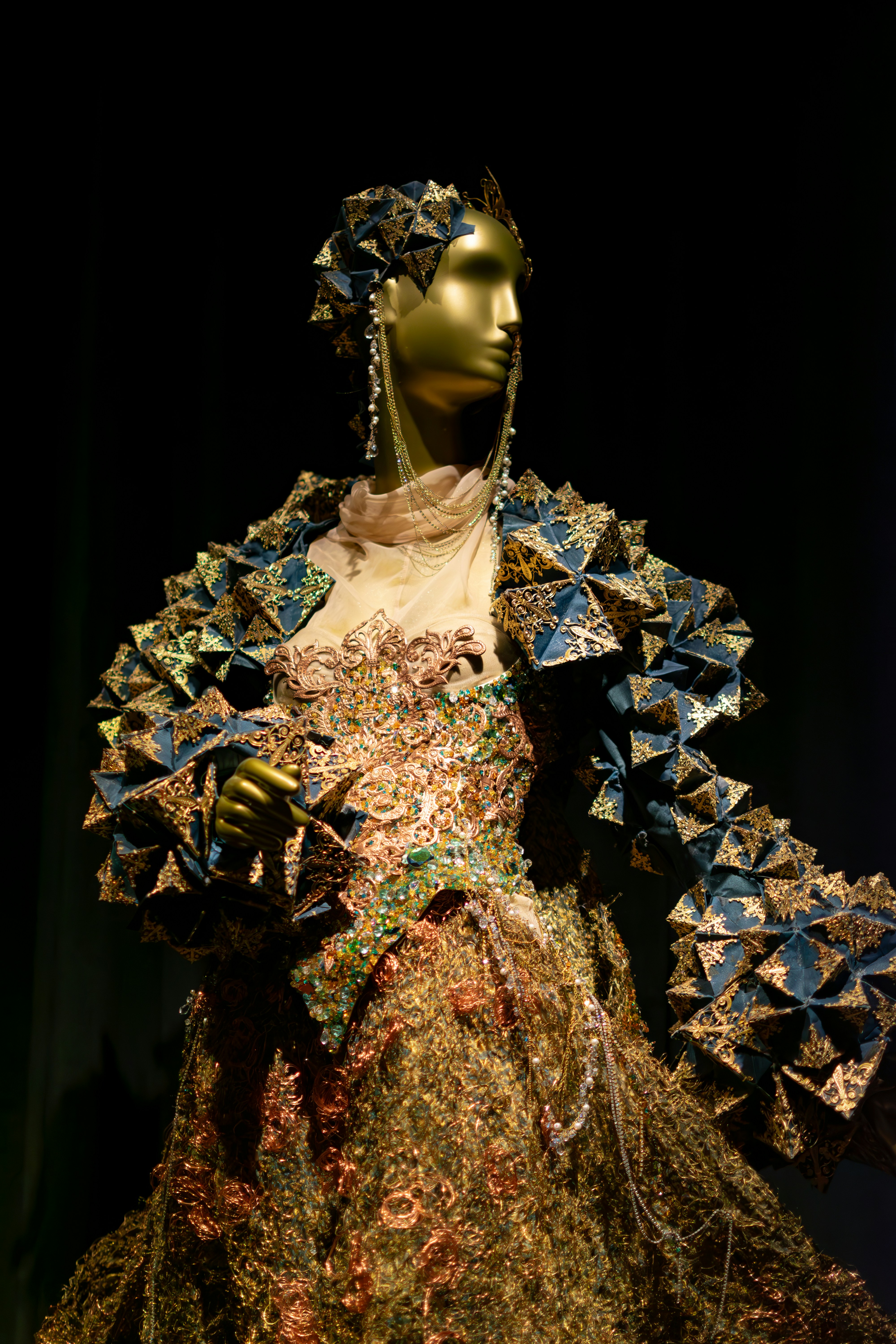 Fusion of Tradition and Modern Fashion