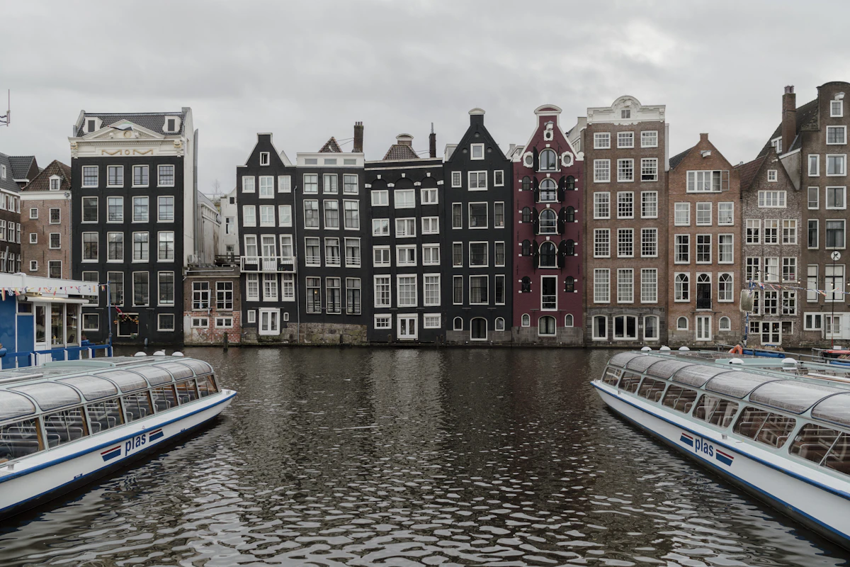 Gracht met Boten bij woningen Historische Woongebouw huizen aan het water