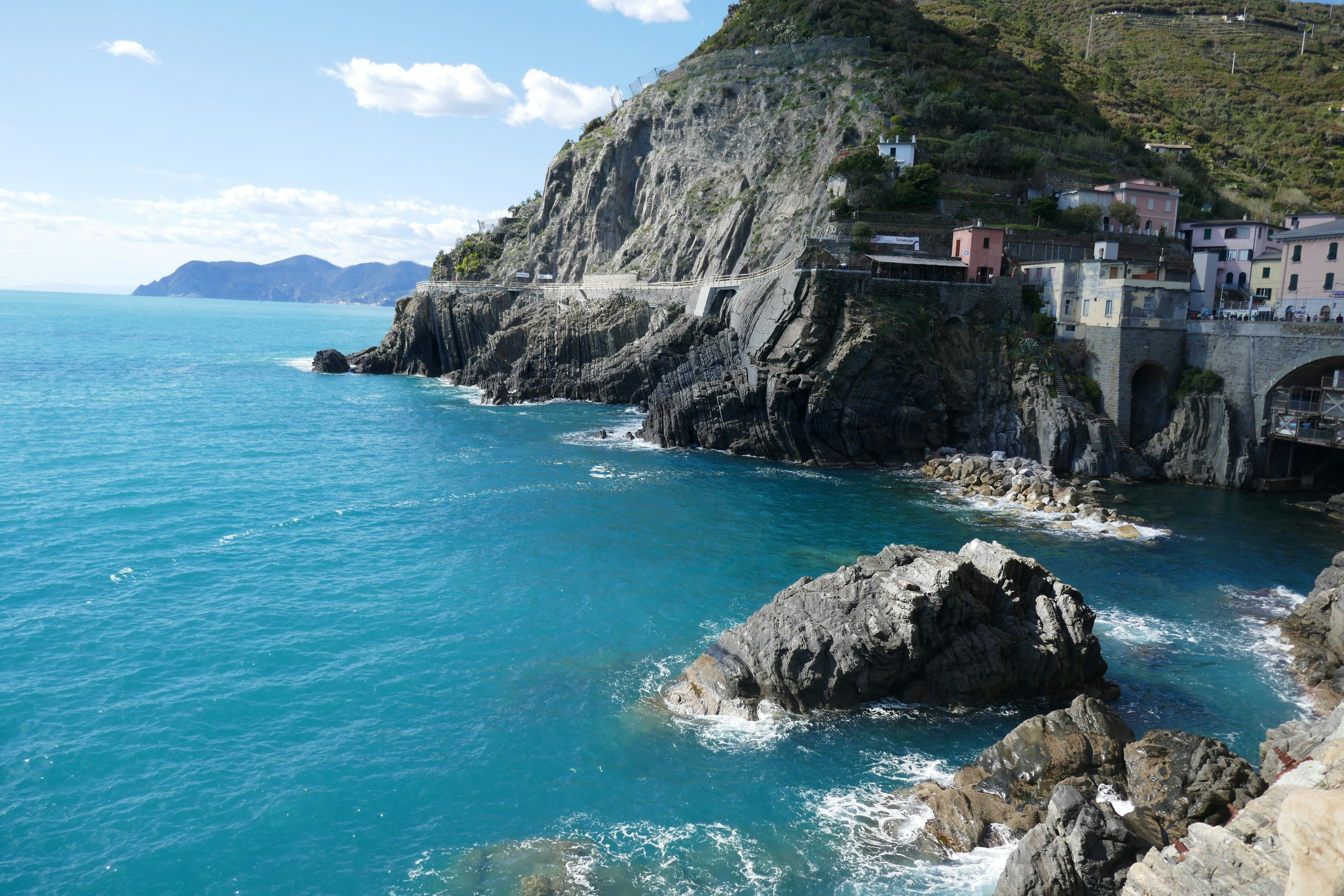 6 Adventure Hotels Near Cliffside Attractions