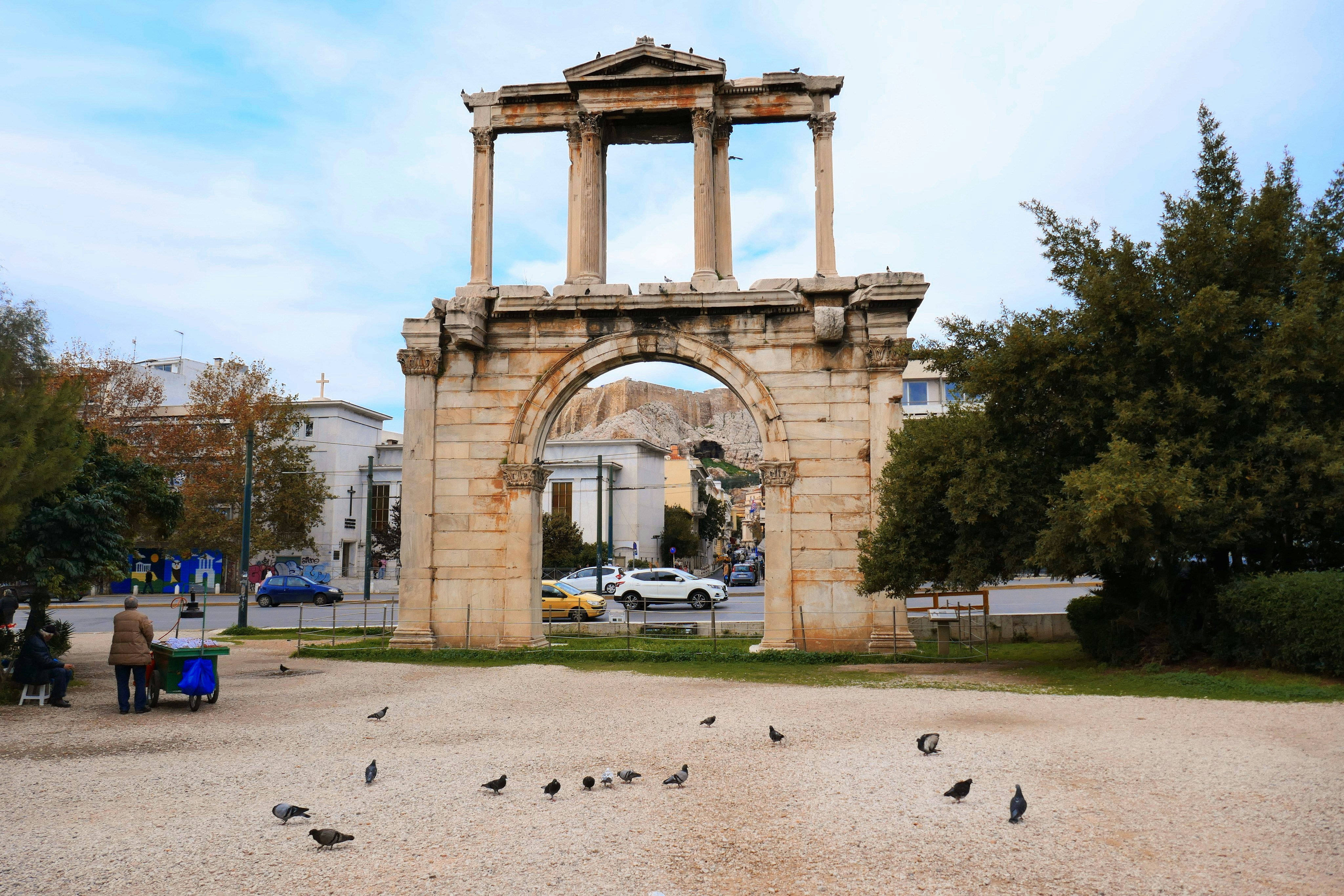 L’arc d’Adrien à Athènes, Grèce avec des pigeons - Photo gratuite sur ...