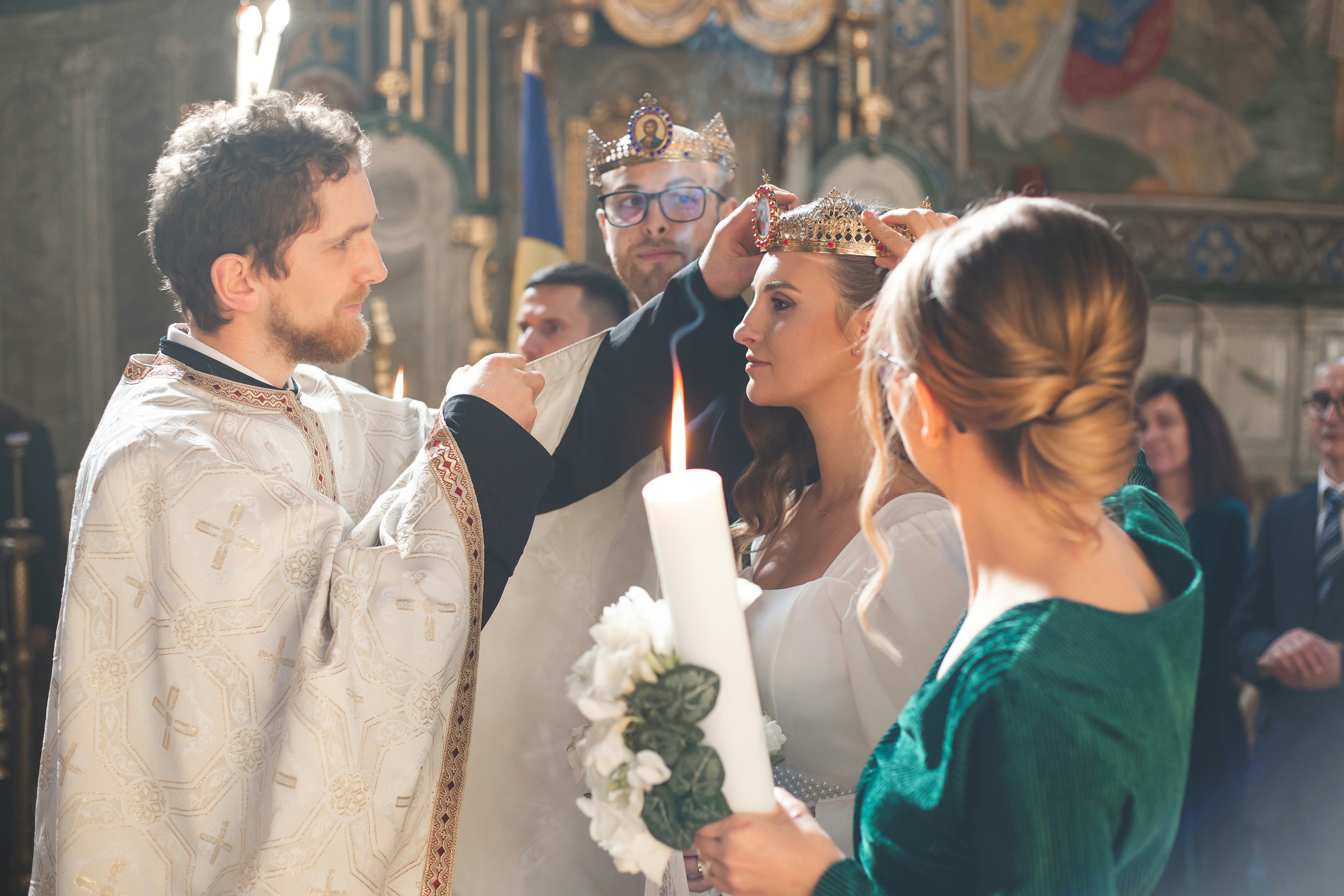 Pareja coronada durante una ceremonia religiosa de boda.
