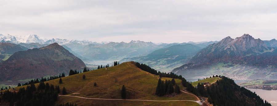 Arth-Goldau – Wichtiger Bahnknotenpunkt am Fusse der Rigi mit Berglandschaft im Kanton Schwyz