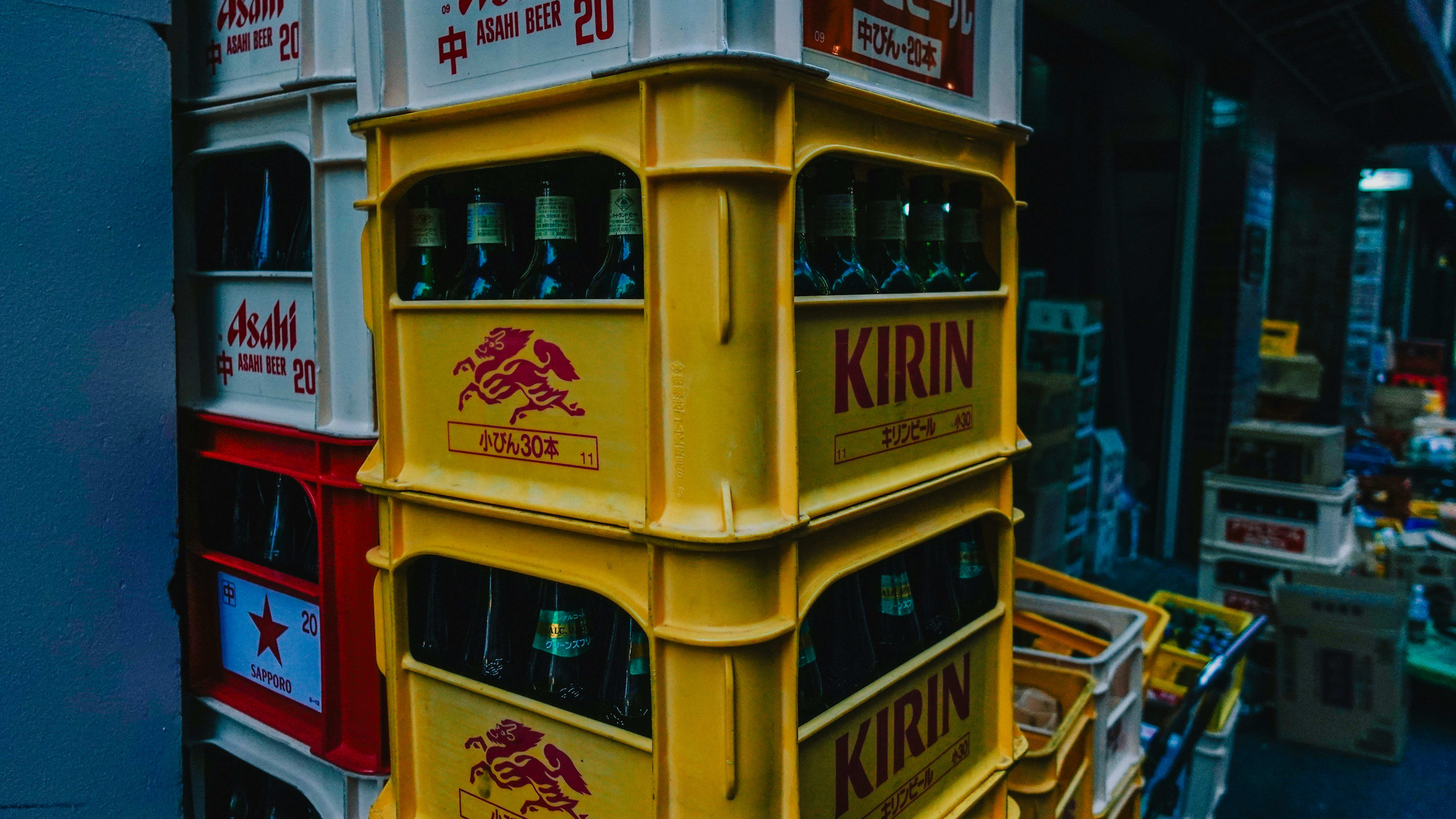 Pilha de caixas de cerveja amarela de kirin com garrafas