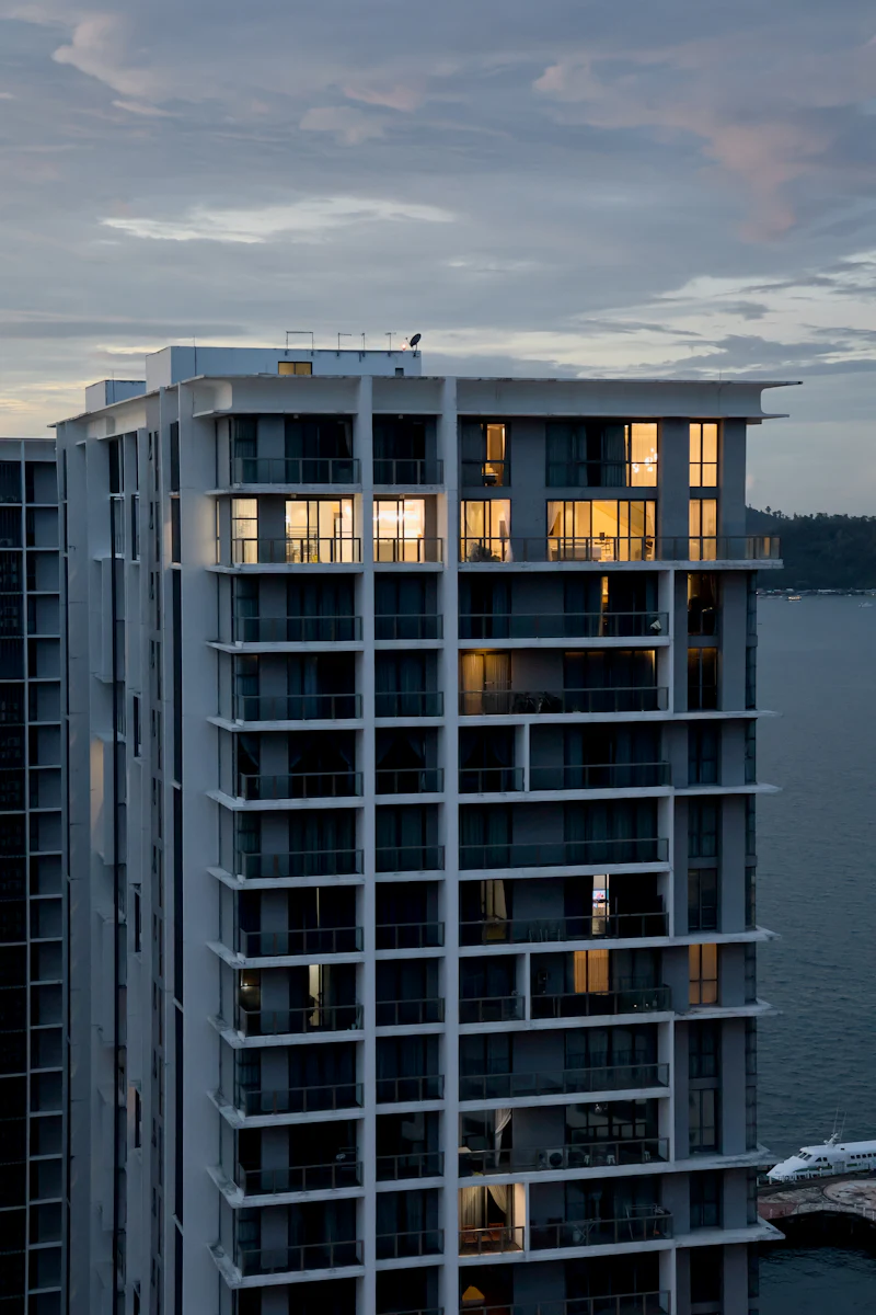 Edificio de condominios al anochecer