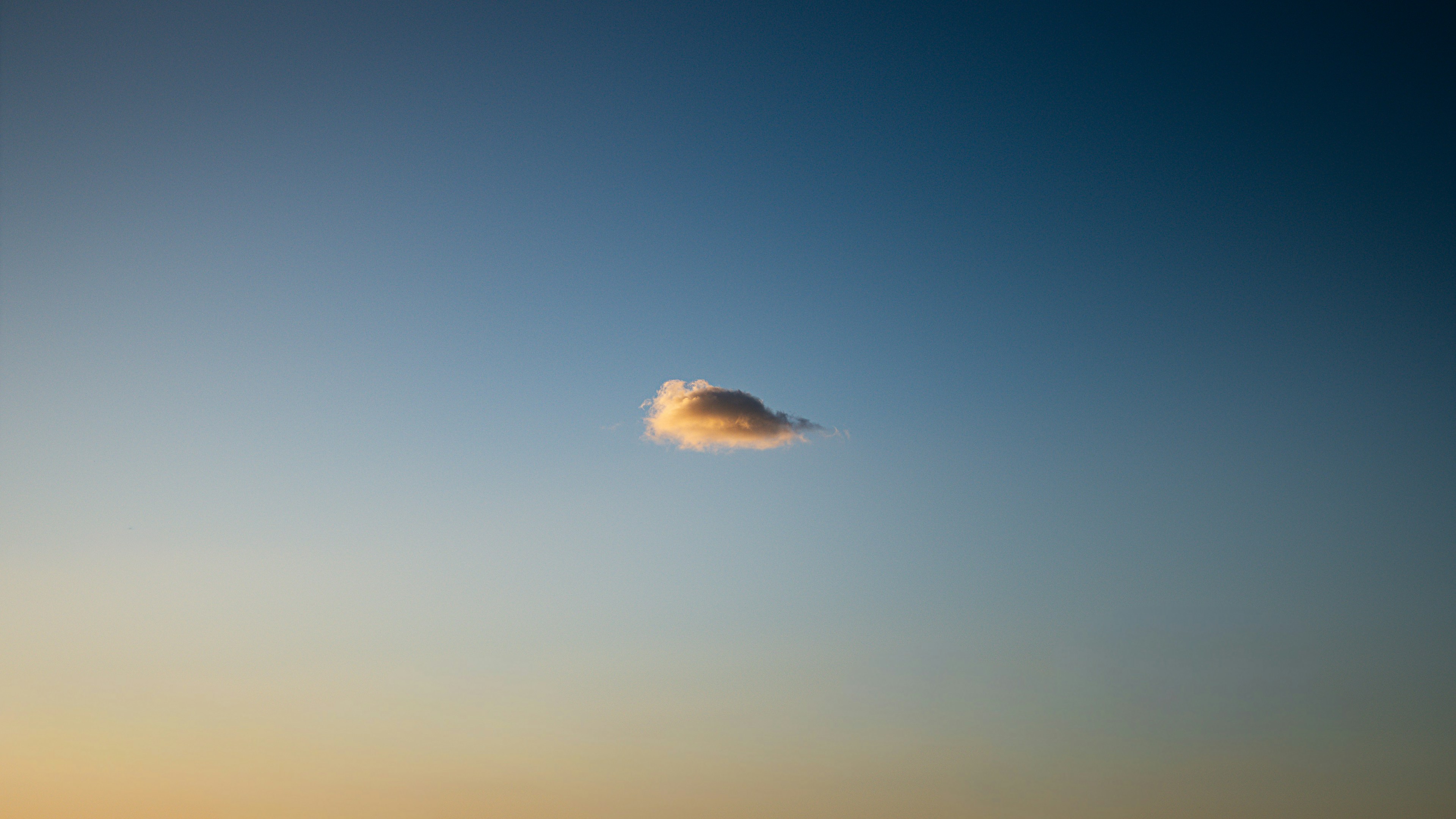 맑은 푸른 하늘에 구름 하나가 떠 있다.